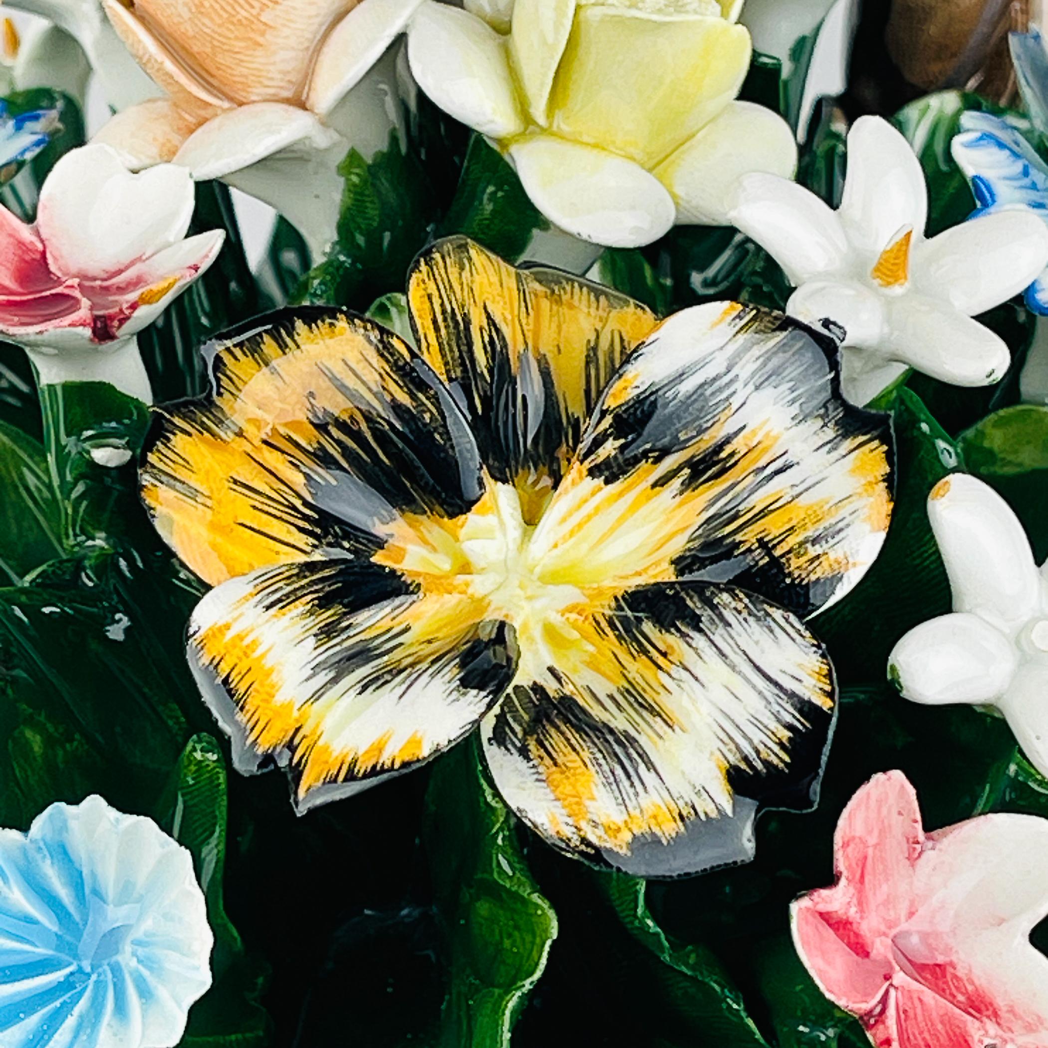 Cestino in ceramica d'epoca con fiori di S. Rioleva Capodimonte Italia 1960s In condizioni buone in vendita a Miklavž Pri Taboru, SI