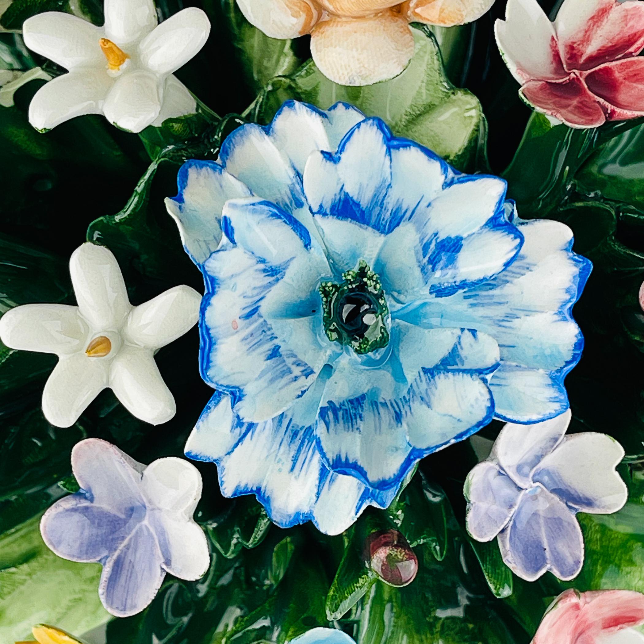 XX secolo Cestino in ceramica d'epoca con fiori di S. Rioleva Capodimonte Italia 1960s in vendita