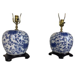 Lampes vintage en céramique bleue et blanche en forme de jarre à gingembre fabriquées à Hong Kong