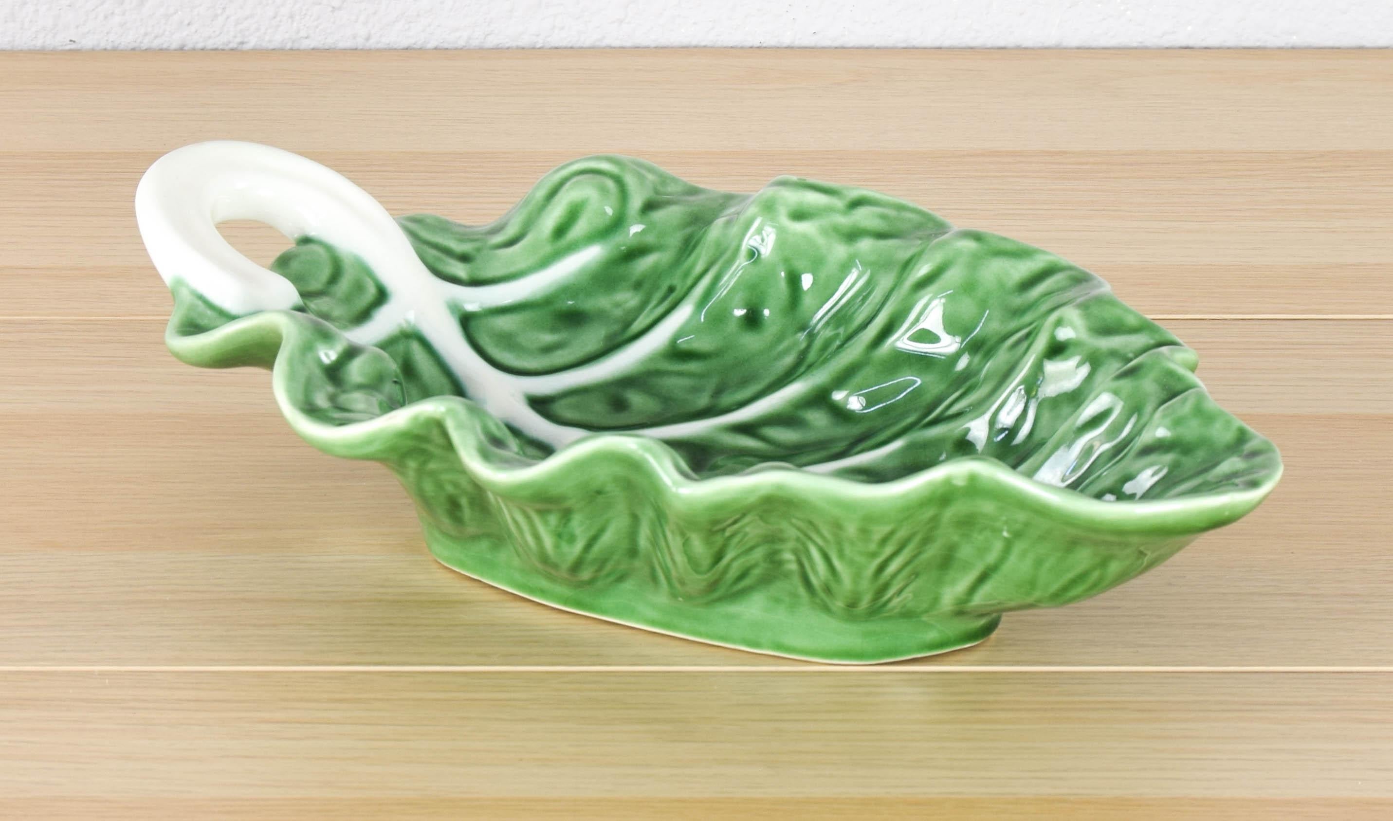 Schöne und einzigartige emaillierte Keramik Salatschüssel handgefertigt in der Form eines Kohlblattes von Bordallo Pinheiro.
Die Salatschüssel ist in einem ausgezeichneten Zustand und hat keine Mängel.

Diese aus der High Society der 60er Jahre