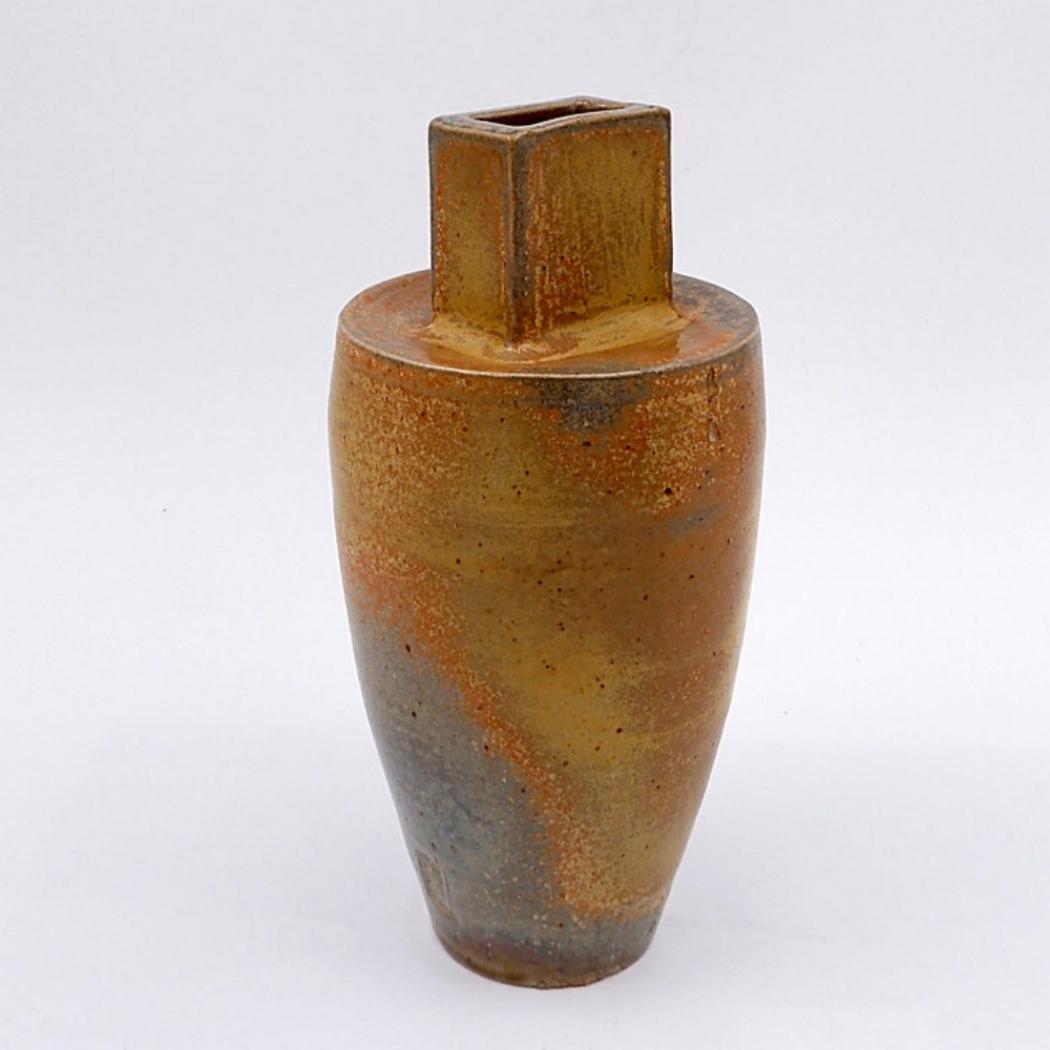 Vaso a bottiglia in ceramica d'epoca con timbro 