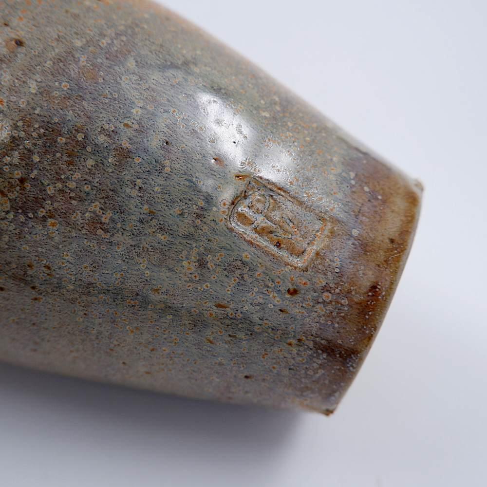 Brutalismo Vaso a bottiglia in ceramica d'epoca con timbro 