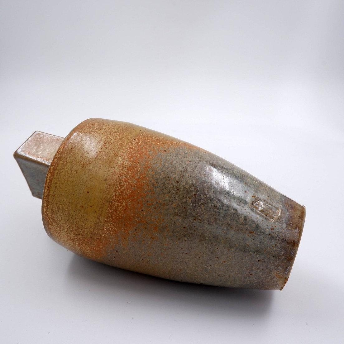 Vaso a bottiglia in ceramica d'epoca con timbro 