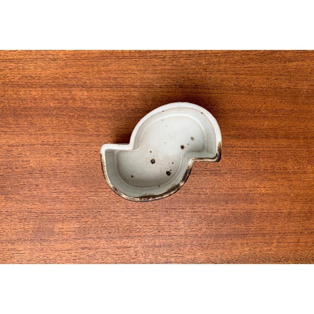 Vintage Ceramic Bowl, 1970s, in Very Good conditions. Designed 1970 to 1979.

Additional information:
Materials: Ceramic
Style: Postmodern
Color: Beige
Item Type: Vintage, Antique or Pre-owned
Dimensions: 4.72ʺW × 3.94ʺD × 2.36ʺH
Condition: Unknown,