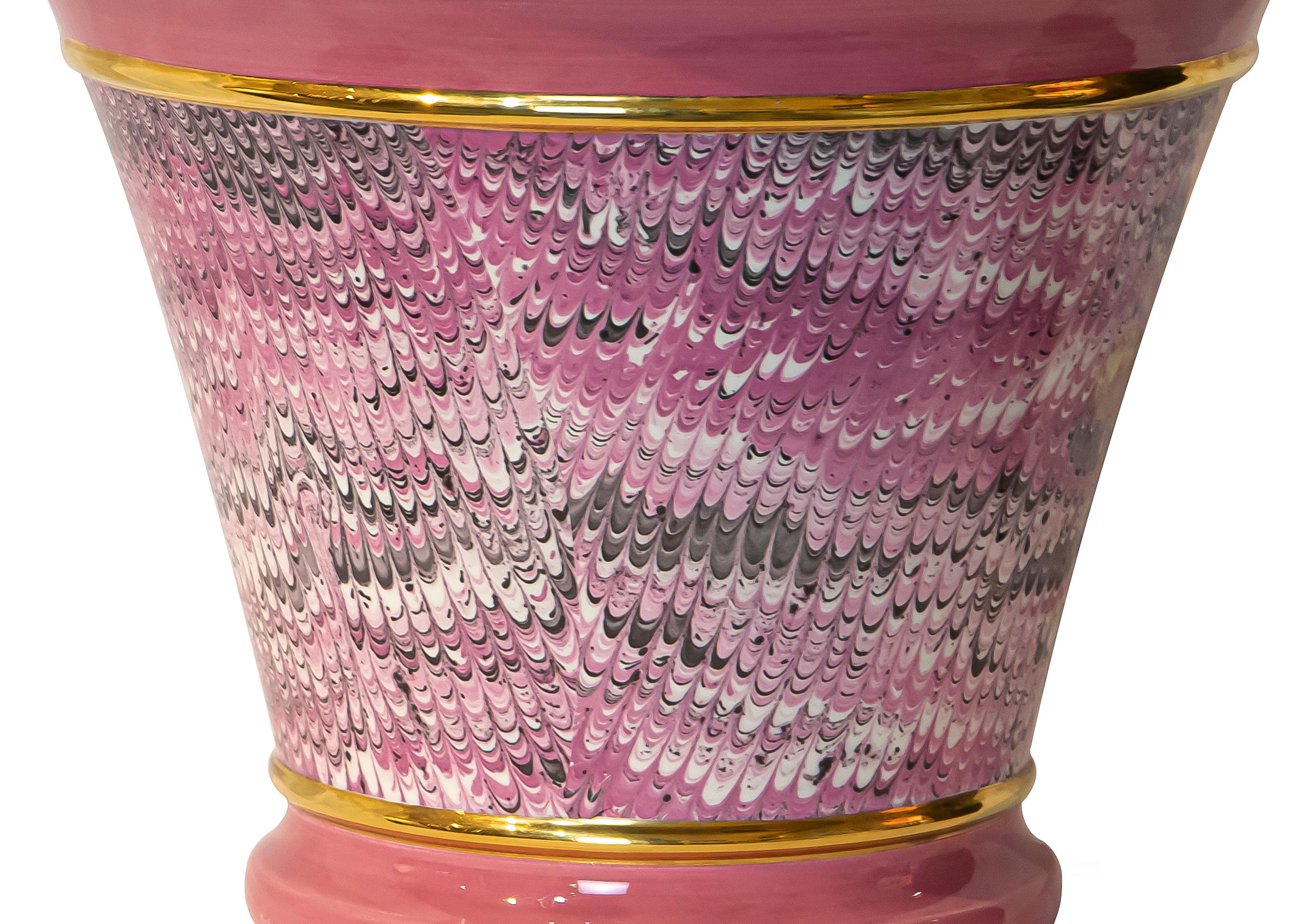 Cachepot is a fashionable colored vase realized by Tommaso Barbi for B Ceramiche in the 1970s

Good conditions except for some loss of color on the higher edges.

Pink ceramic vase with a gilded decoration.
