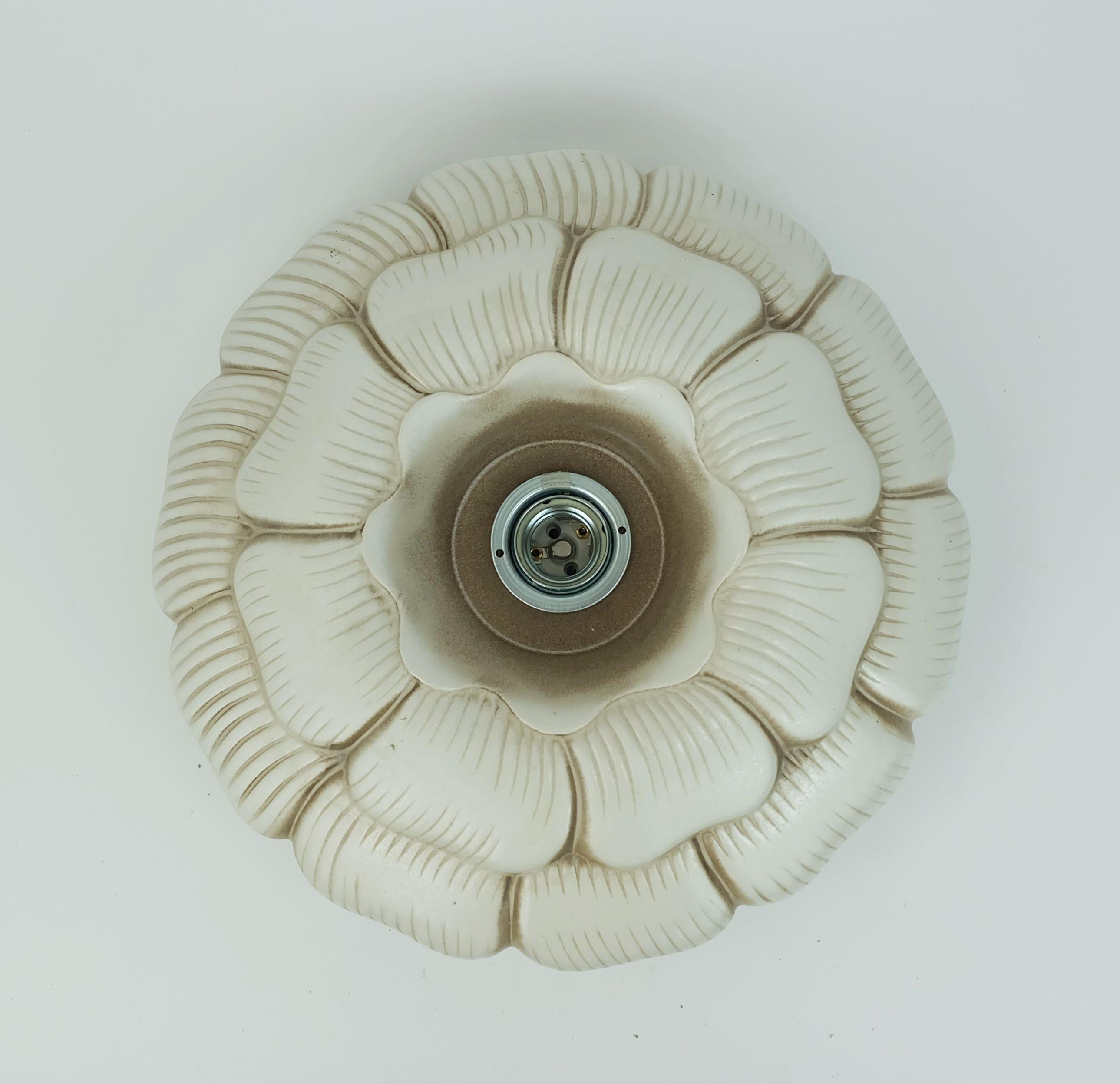 Très belle monture encastrée en forme de fleur des années 1970-80. Convient également pour un montage mural. Fabricant vraisemblablement Pan-Keramik. Le plus bel effet est obtenu avec une ampoule miroir ou toute autre ampoule à surface structurée.