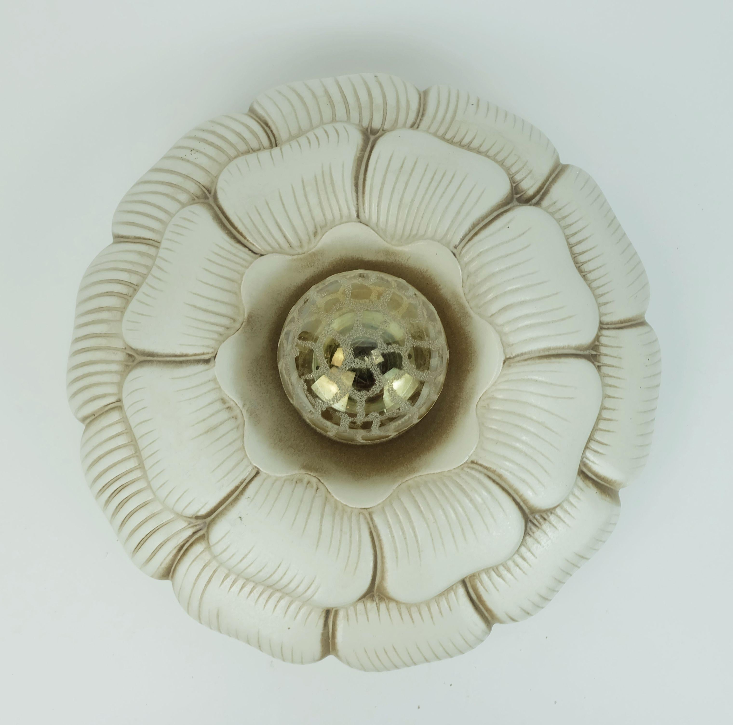 Mid-Century Modern LUMIÈRE DE PLAFOND ou applique en céramique vintage en forme de fleur beige brun années 1970 en vente