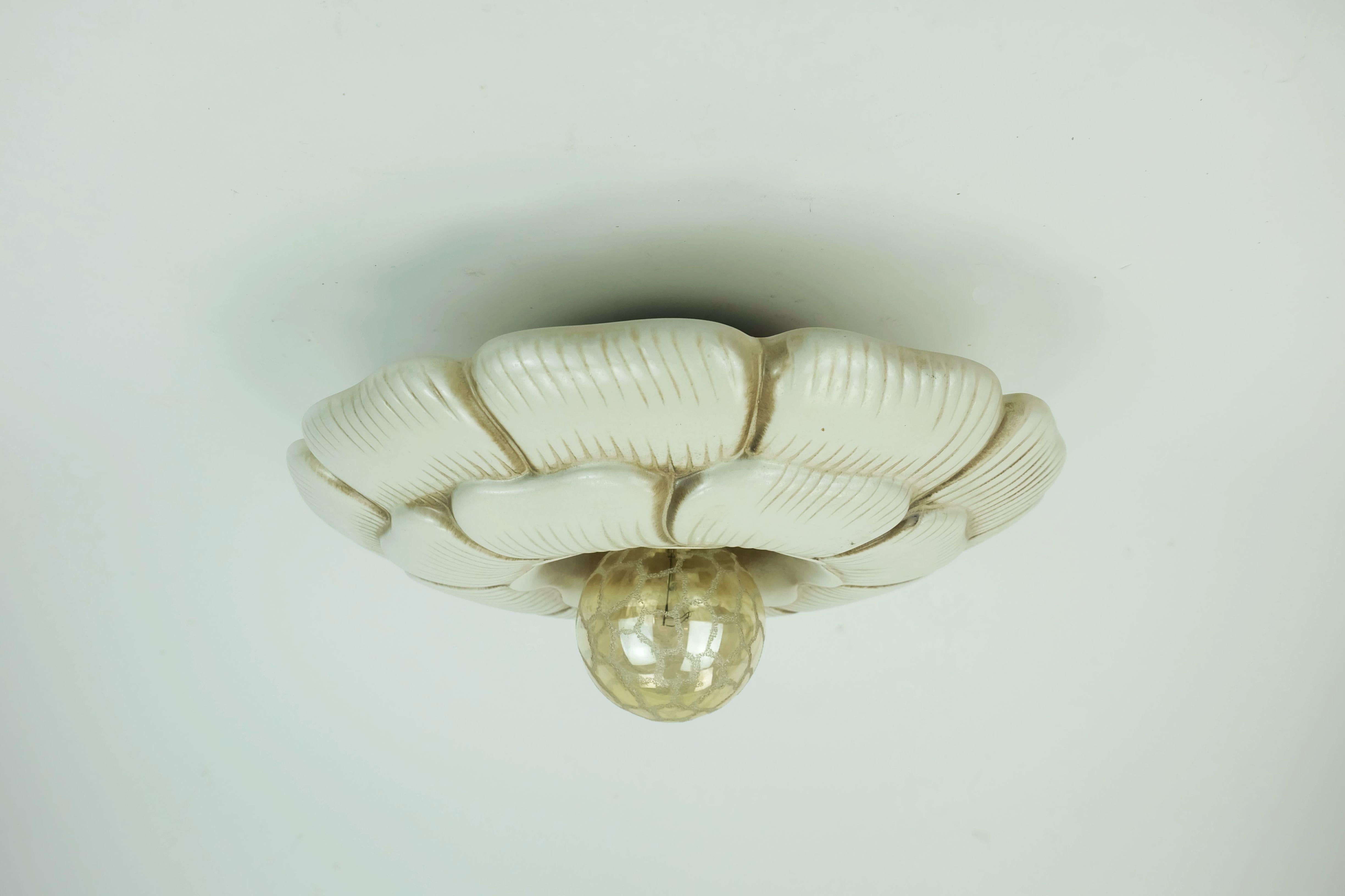 Fin du 20e siècle LUMIÈRE DE PLAFOND ou applique en céramique vintage en forme de fleur beige brun années 1970 en vente