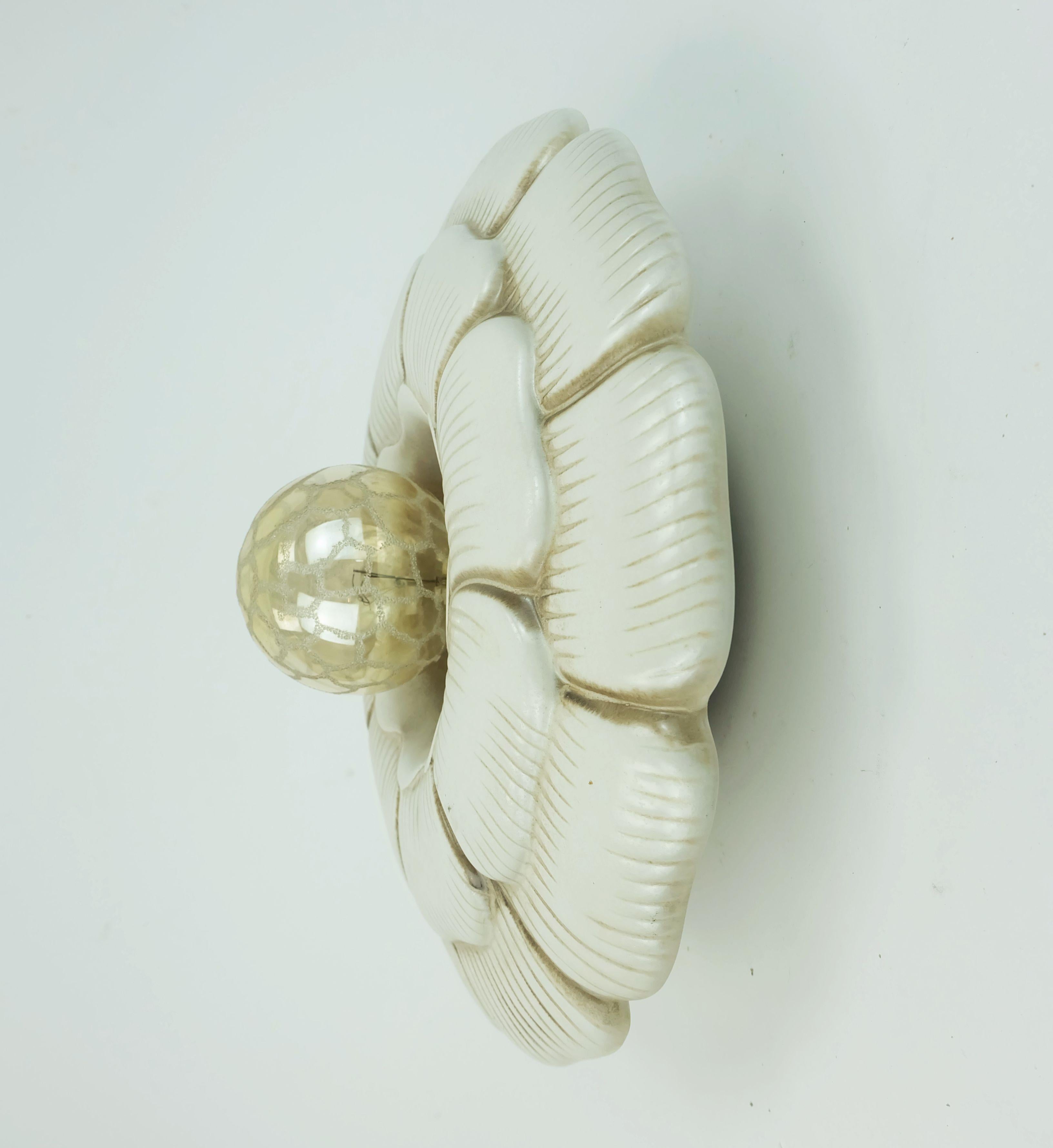 Céramique LUMIÈRE DE PLAFOND ou applique en céramique vintage en forme de fleur beige brun années 1970 en vente