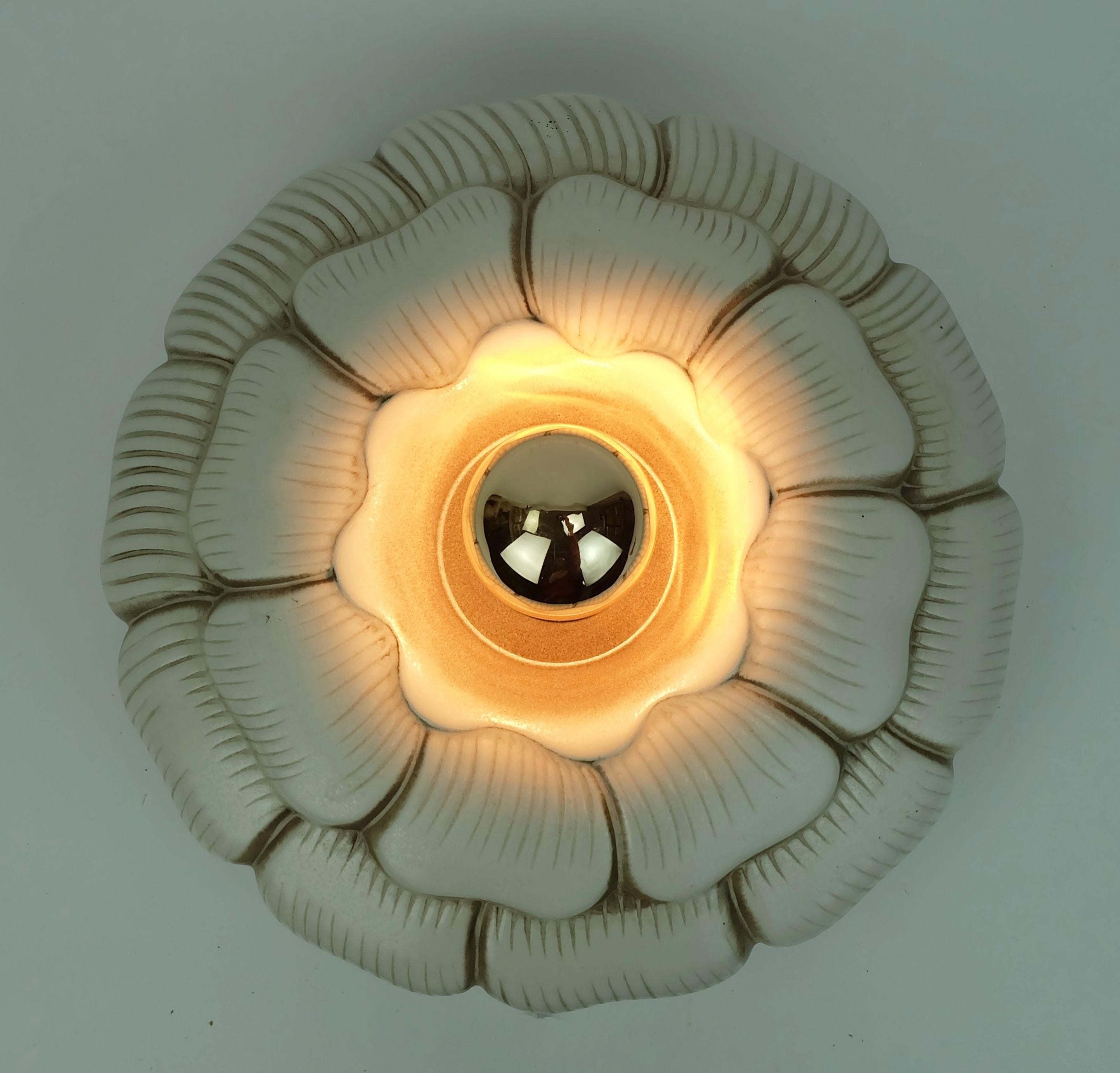 LUMIÈRE DE PLAFOND ou applique en céramique vintage en forme de fleur beige brun années 1970 en vente 1