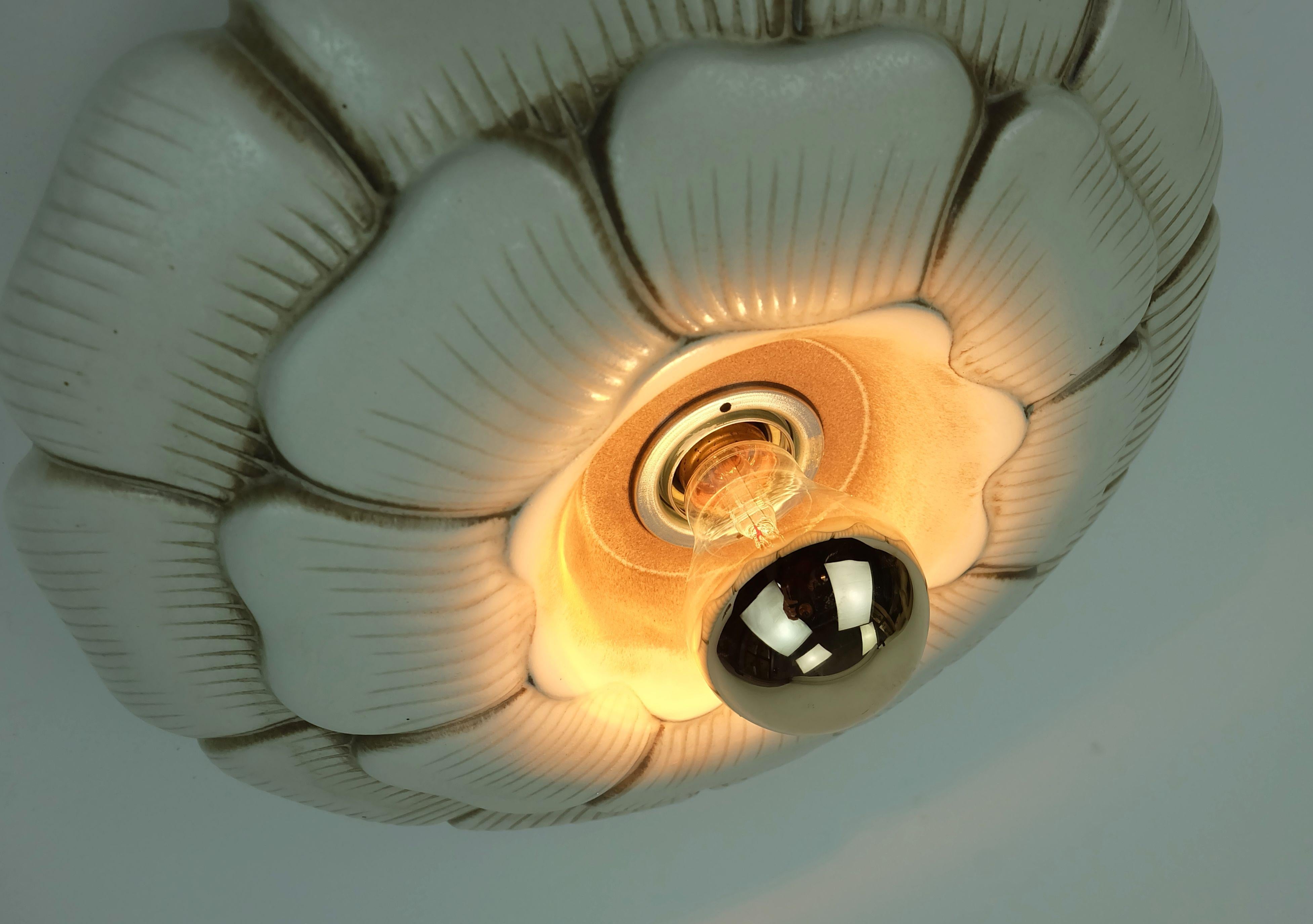 LUMIÈRE DE PLAFOND ou applique en céramique vintage en forme de fleur beige brun années 1970 en vente 2