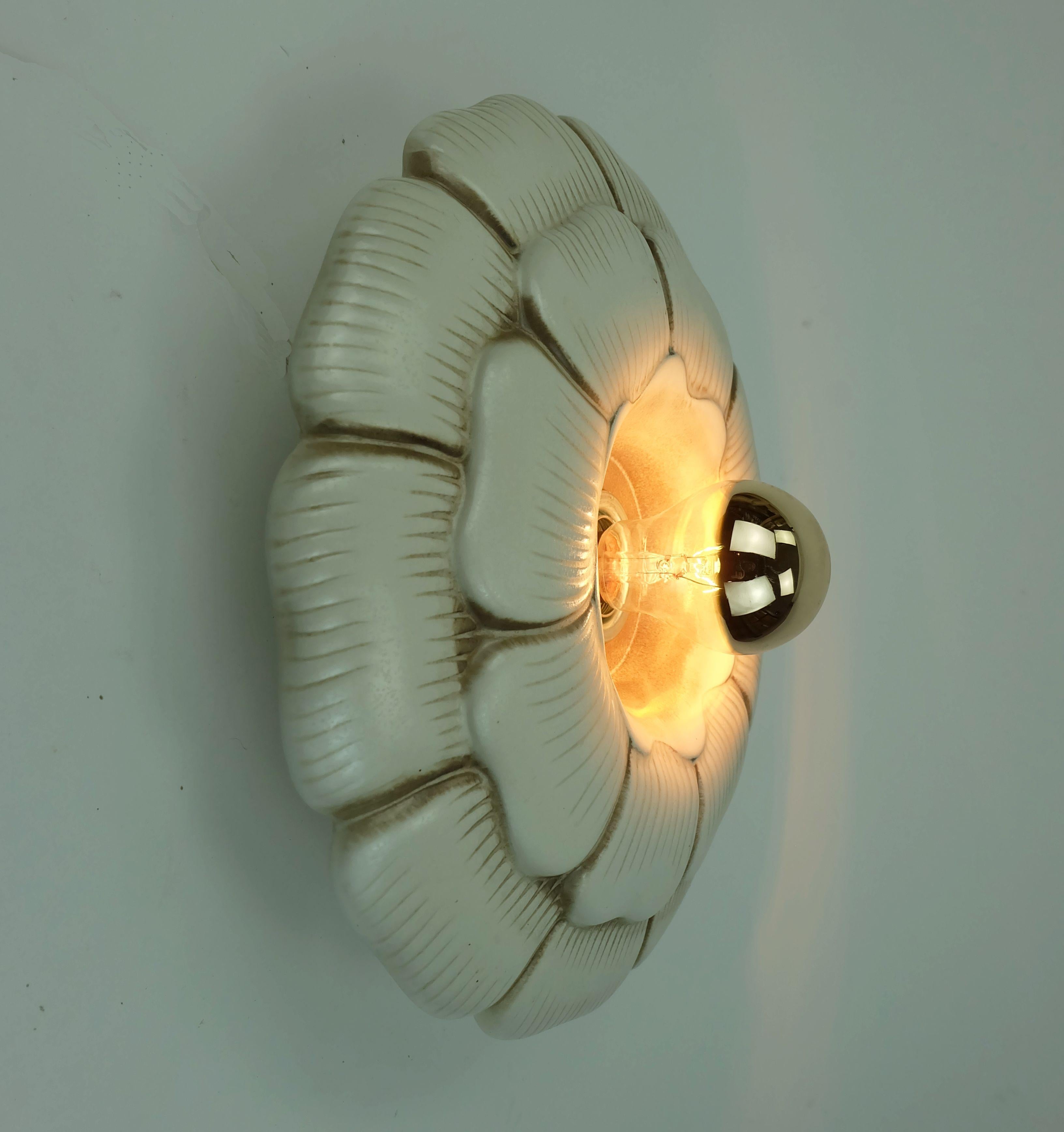 LUMIÈRE DE PLAFOND ou applique en céramique vintage en forme de fleur beige brun années 1970 en vente 3