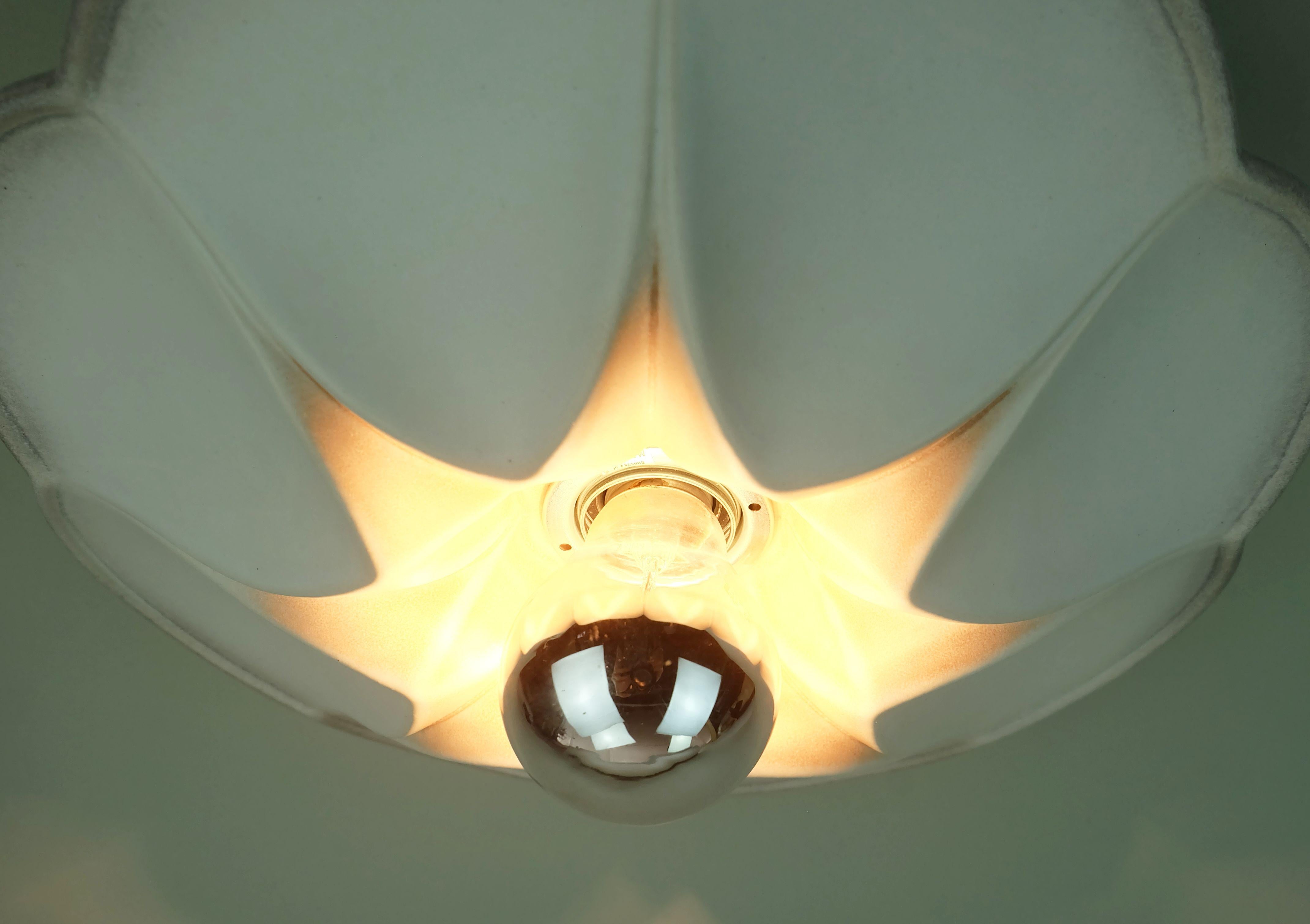 Vintage Keramik Deckenleuchte oder Wandlampe Blumenform weiß grau rosa 80er Jahre im Angebot 4