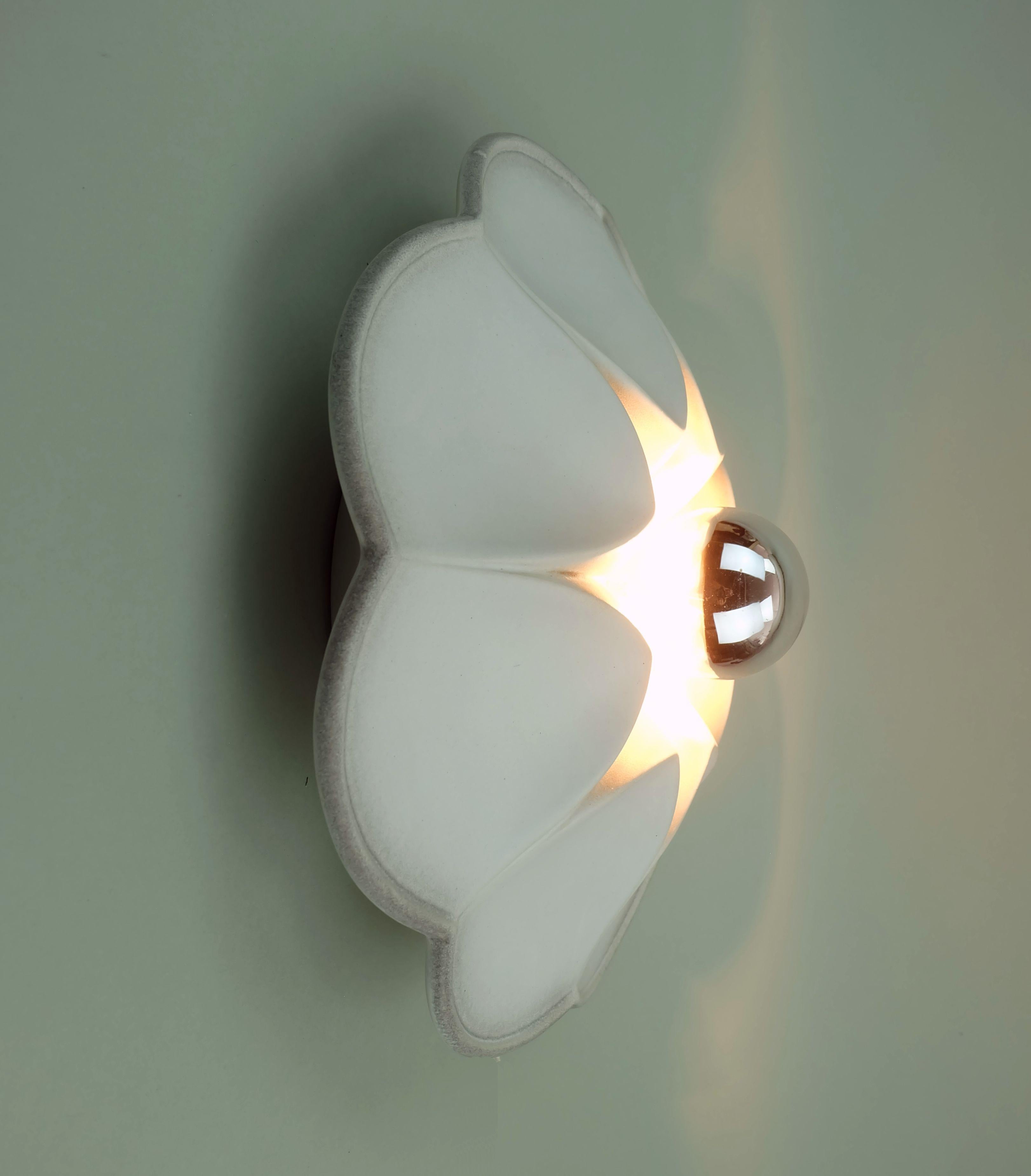 Vintage Keramik Deckenleuchte oder Wandlampe Blumenform weiß grau rosa 80er Jahre im Angebot 5