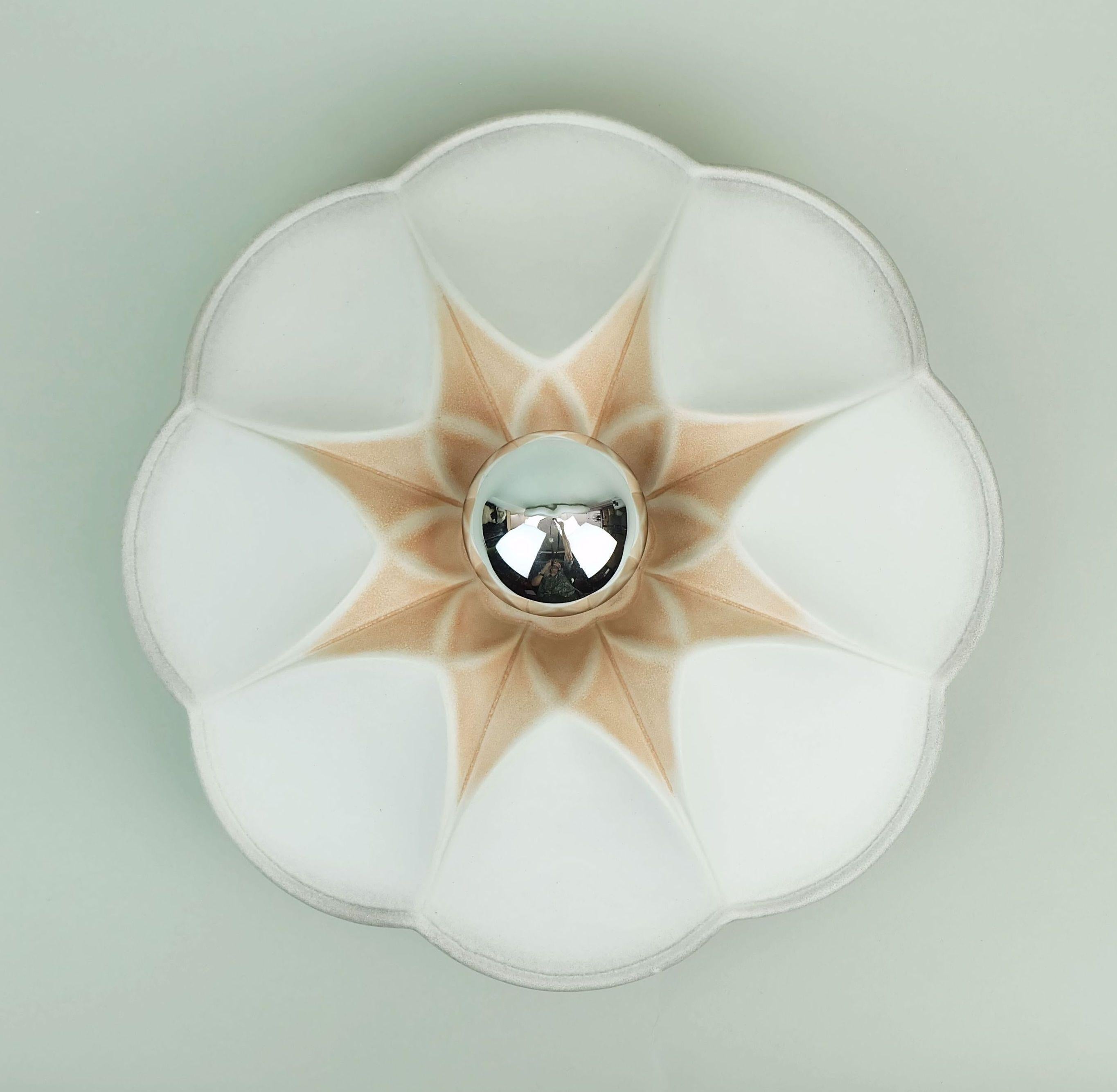 Vintage Keramik Deckenleuchte oder Wandlampe Blumenform weiß grau rosa 80er Jahre (Deutsch) im Angebot