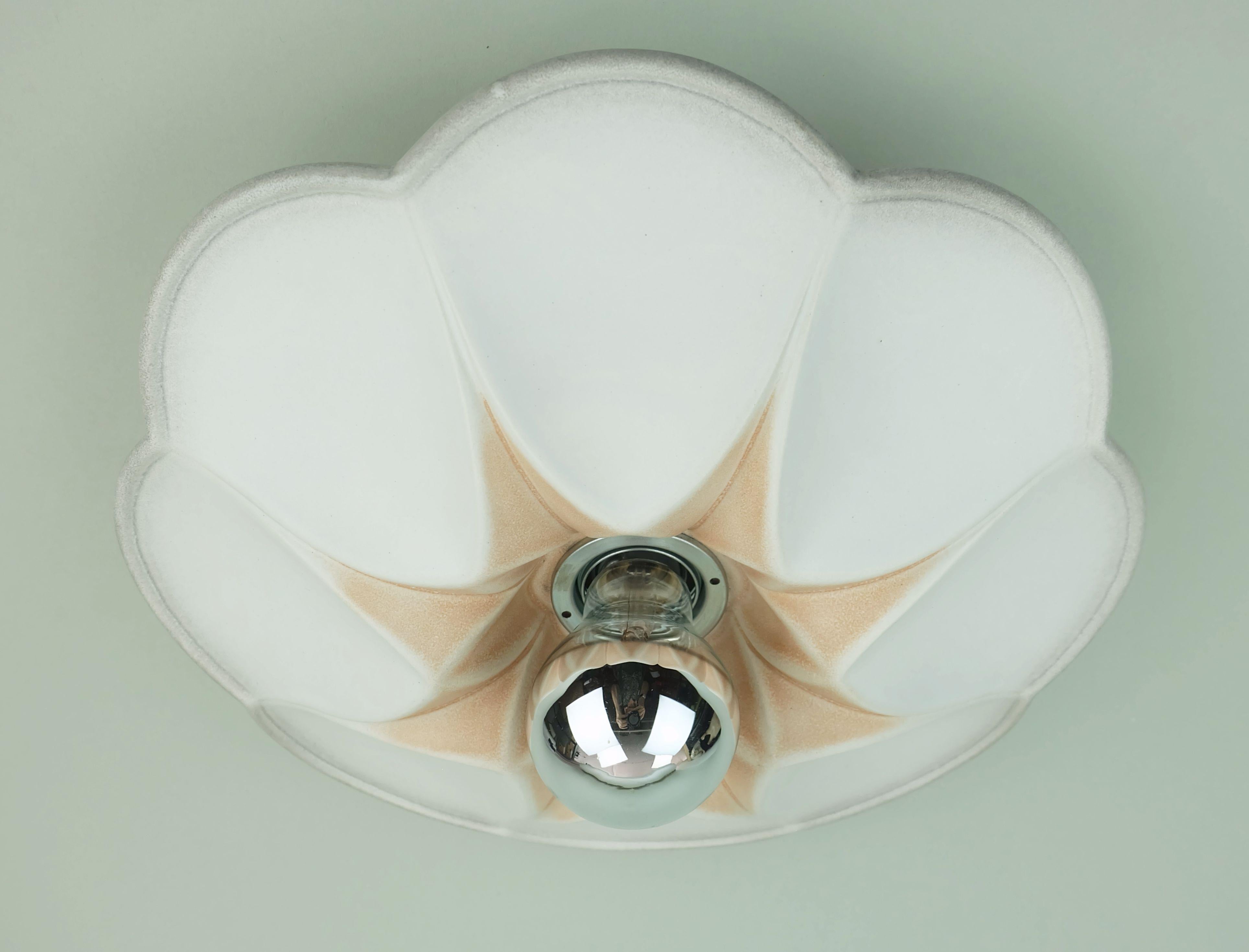 Vintage Keramik Deckenleuchte oder Wandlampe Blumenform weiß grau rosa 80er Jahre im Zustand „Gut“ im Angebot in Mannheim, DE