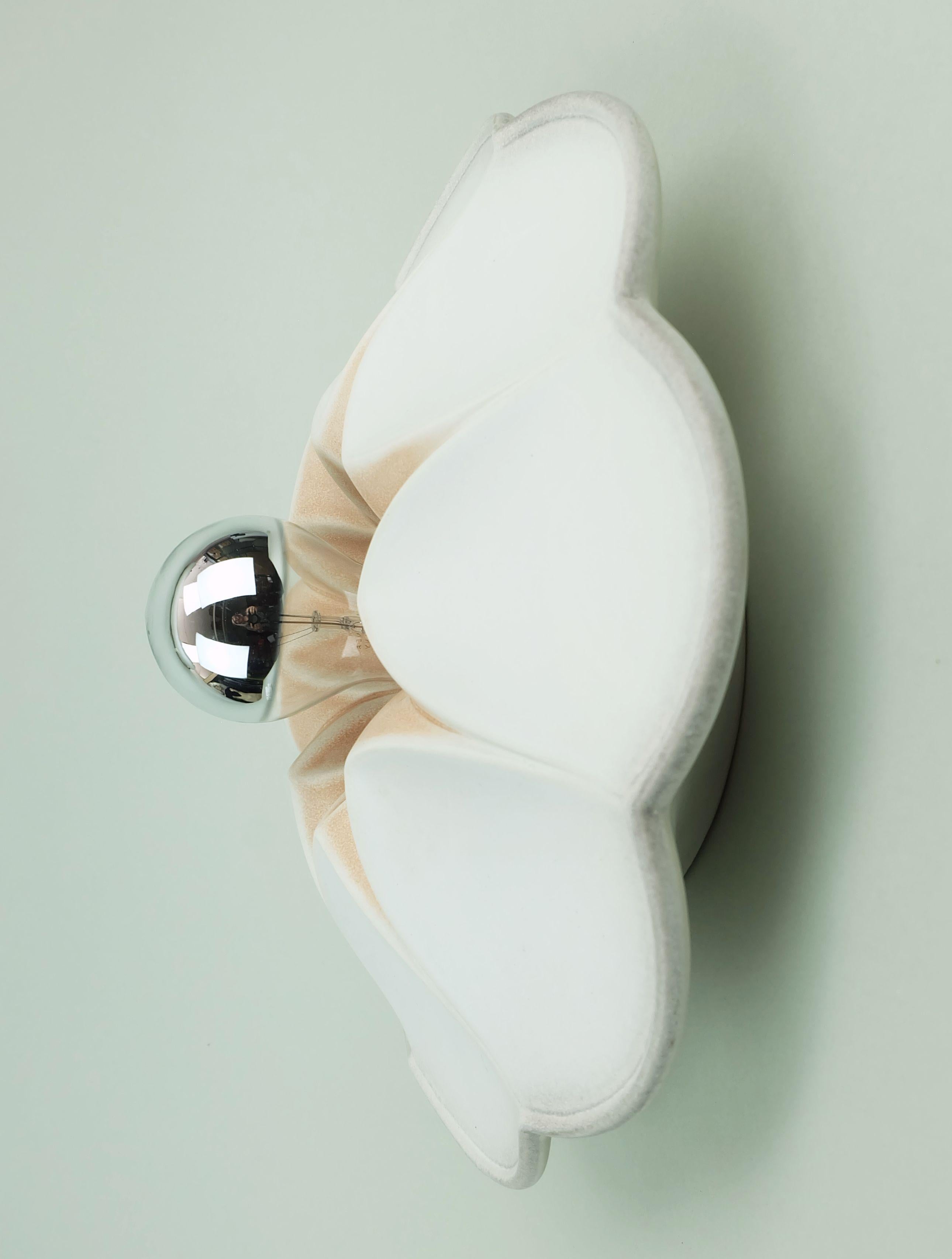 Vintage Keramik Deckenleuchte oder Wandlampe Blumenform weiß grau rosa 80er Jahre (Ende des 20. Jahrhunderts) im Angebot