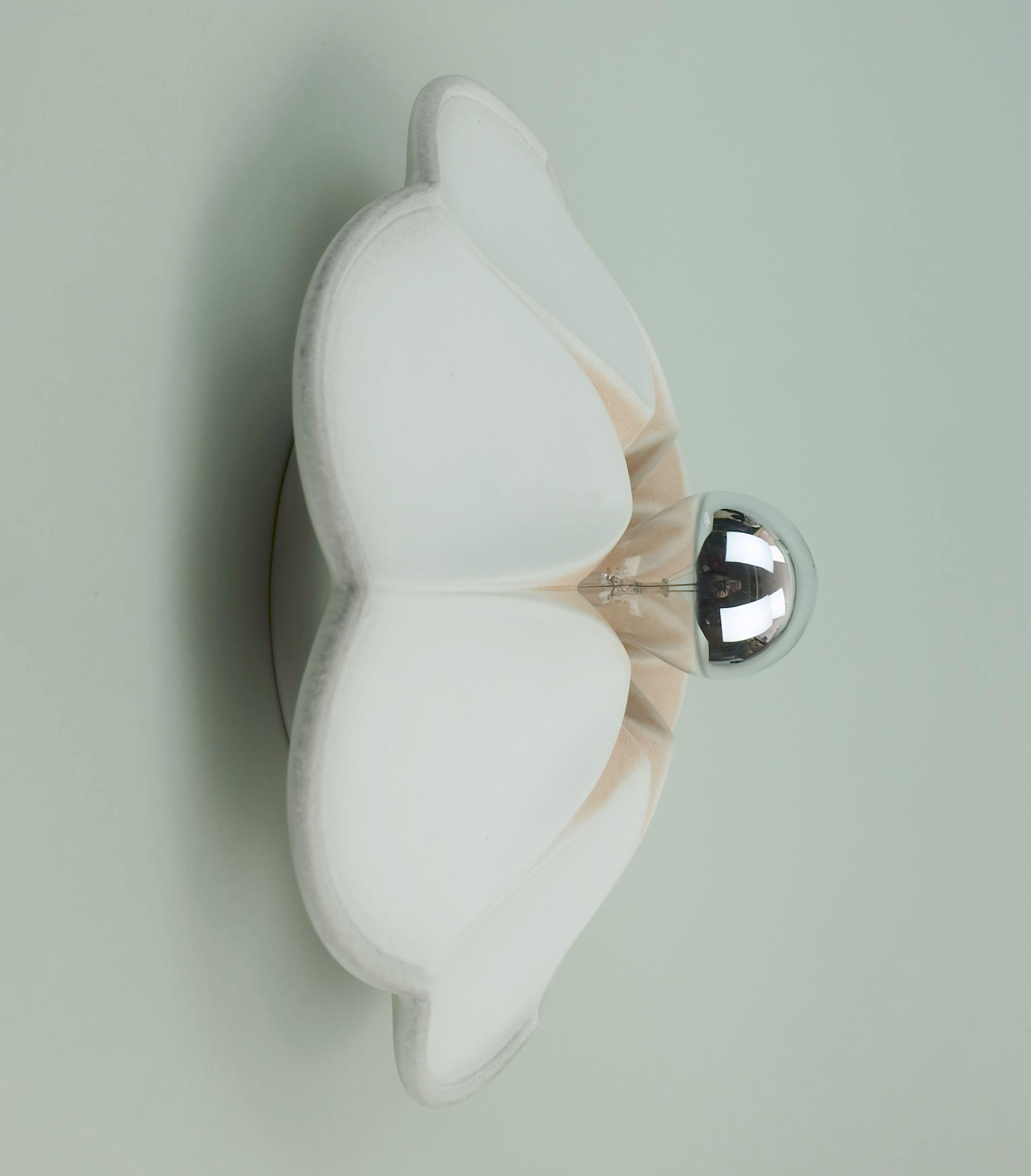 Vintage Keramik Deckenleuchte oder Wandlampe Blumenform weiß grau rosa 80er Jahre im Angebot 1