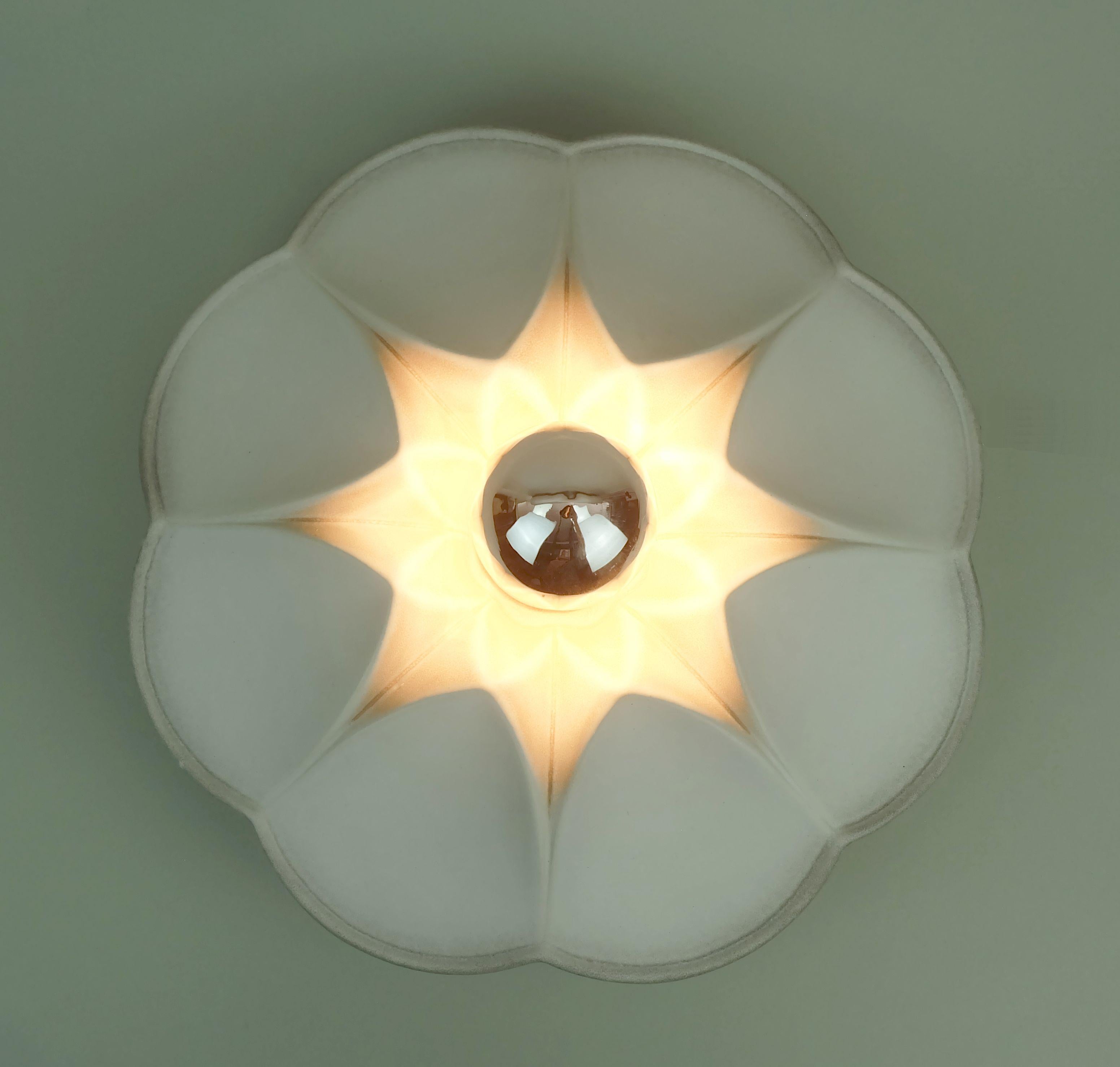 Vintage Keramik Deckenleuchte oder Wandlampe Blumenform weiß grau rosa 80er Jahre im Angebot 3
