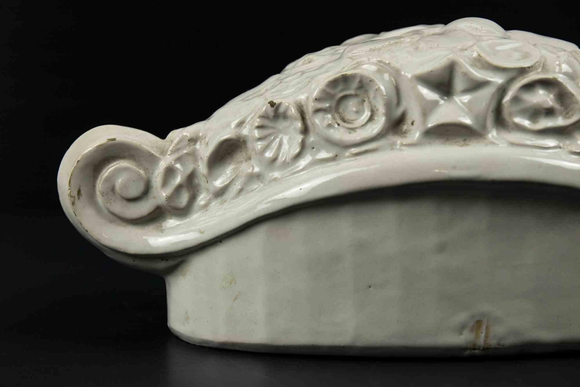 Vintage ceramic centerpiece is an original modern object realized in the mid-20th century.

Original white ceramics.

Made in Italy.

Beautiful object realized in Italy with white ceramics with swirls on the left and on the right side. In the