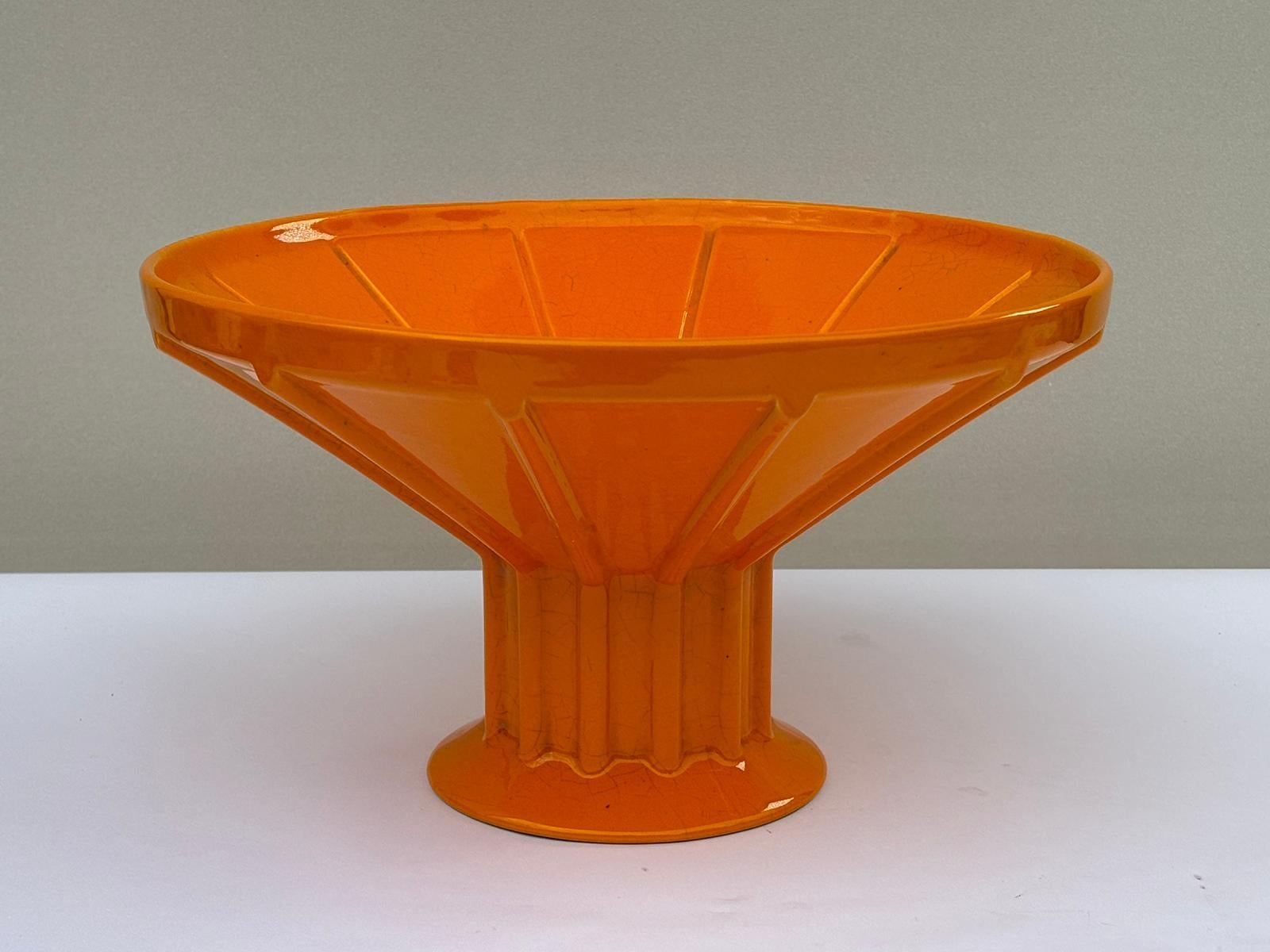 Centrotavola in ceramica progettato e prodotto dalla Manifattura Gabbianelli Italia anni '70. Marchio della manifattura in rilievo sotto la base.

Biografia
Gabbianelli è un'azienda italiana specializzata in pavimenti e rivestimenti in ceramica. Fu