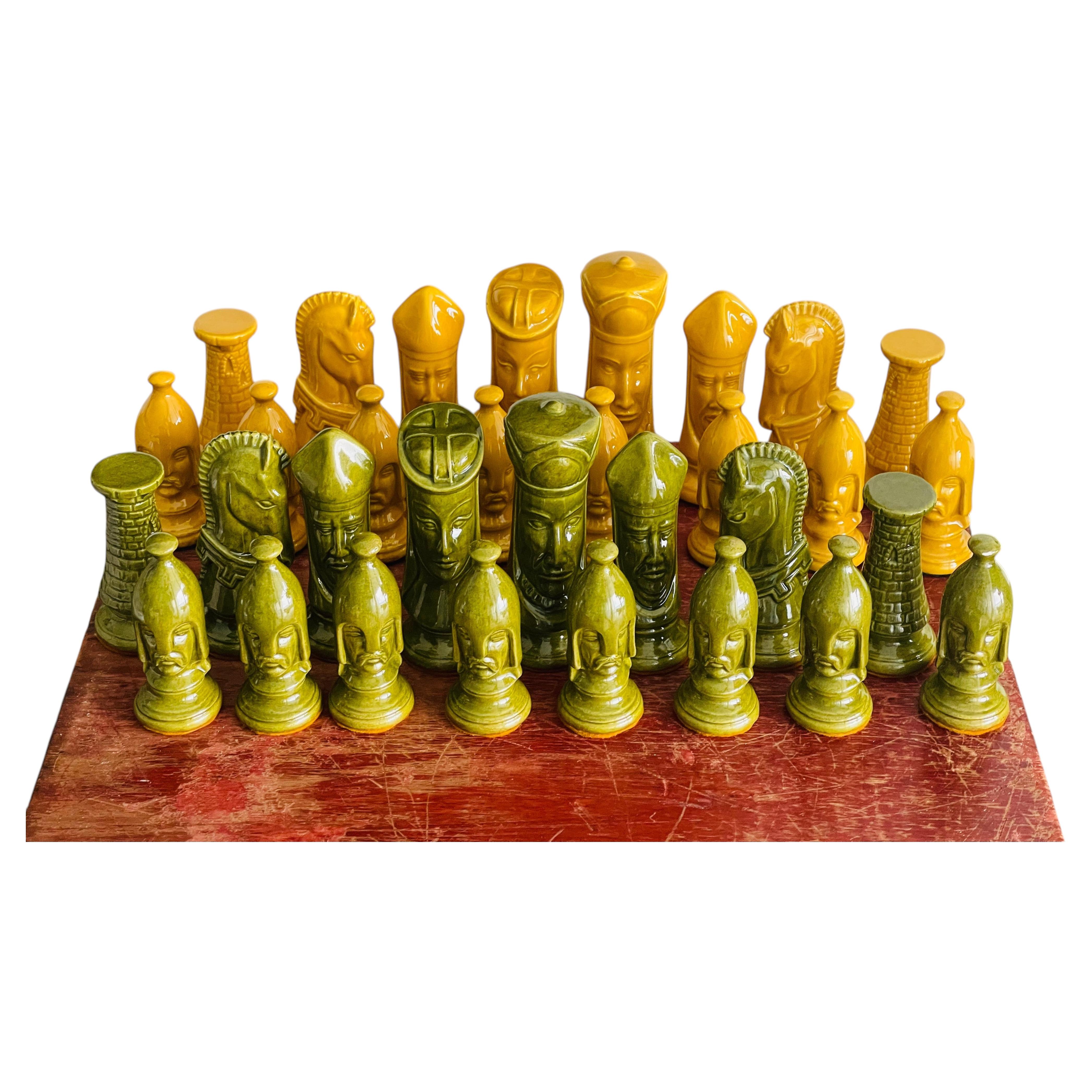 Set di scacchi in ceramica vintage come figurine di guerrieri antichi in vendita