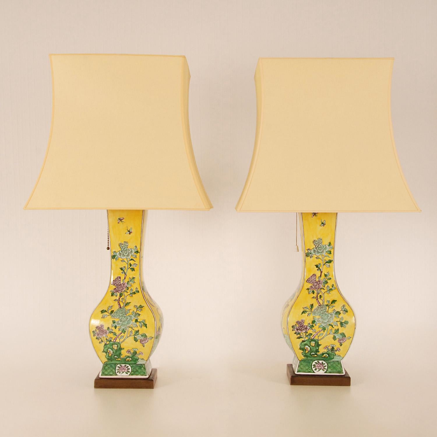 Vintage Ceramic Oriental chinoiserie yellow table lamps with soft yellow pagoda lampshade
Material: Ceramic, Porcelain, fabric
Style: Vintage, Antique, Oriental, Chinese, famille Jaune
Design: In the style of the Chinese Emperor Kangxi
Technique: