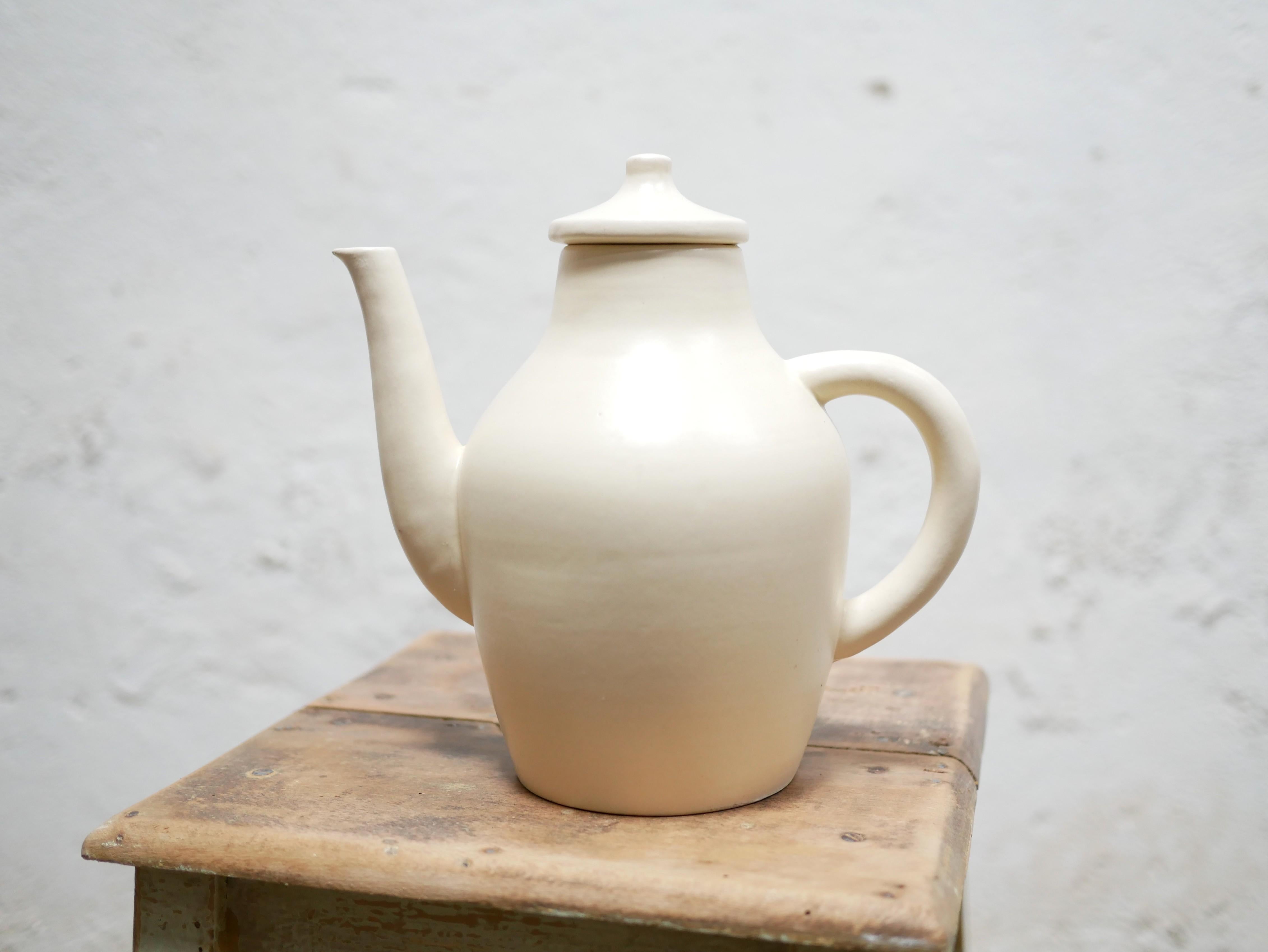 Ceramic coffee maker designed by Le Pot de Terre pottery in Flayosc, France, in the 1960s.

With its modern shape and its creamy mineral color, it will be perfect in a natural, refined and delicate decoration.
Tableware with timeless and authentic