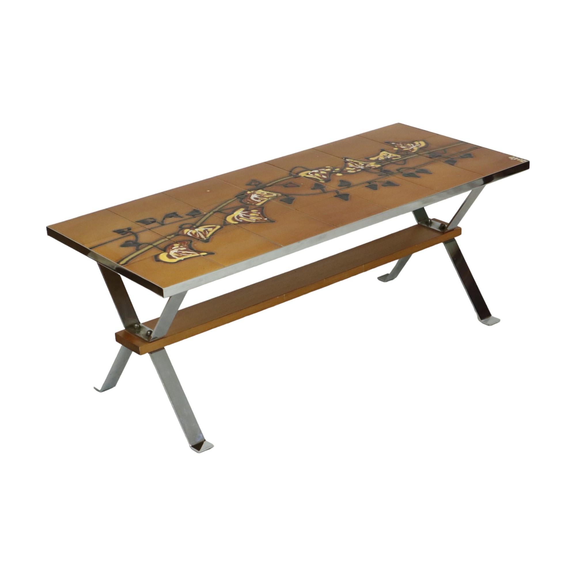 Vintage-Keramik-Couchtisch, Fliesentisch mit einem Gemälde als Platte, von Juliette Belarti für Adri, ikonisches belgisches Retro-Design aus den 70er Jahren, gezeichnet auf einer Ecke des Tisches.

Braun glasierte Keramik mit Blumen und Blättern an