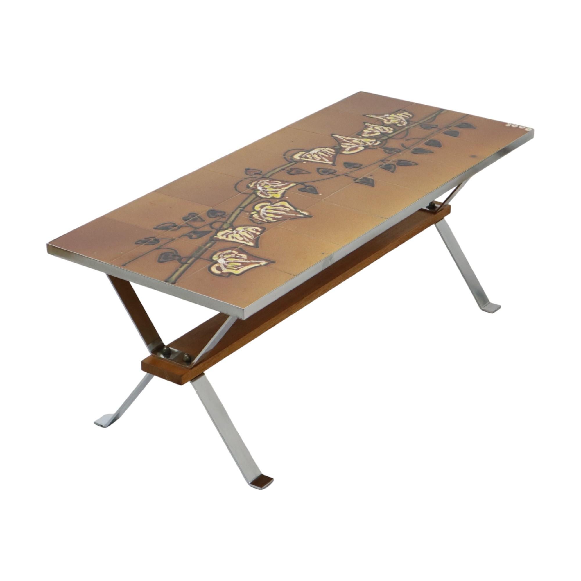 Vintage-Keramik-Couchtisch, Fliesentisch mit einem Gemälde als Platte, von Juliette Belarti für Adri, ikonisches belgisches Retro-Design aus den 70er Jahren, gezeichnet auf einer Ecke des Tisches.

Braun glasierte Keramik mit Blumen und Blättern an