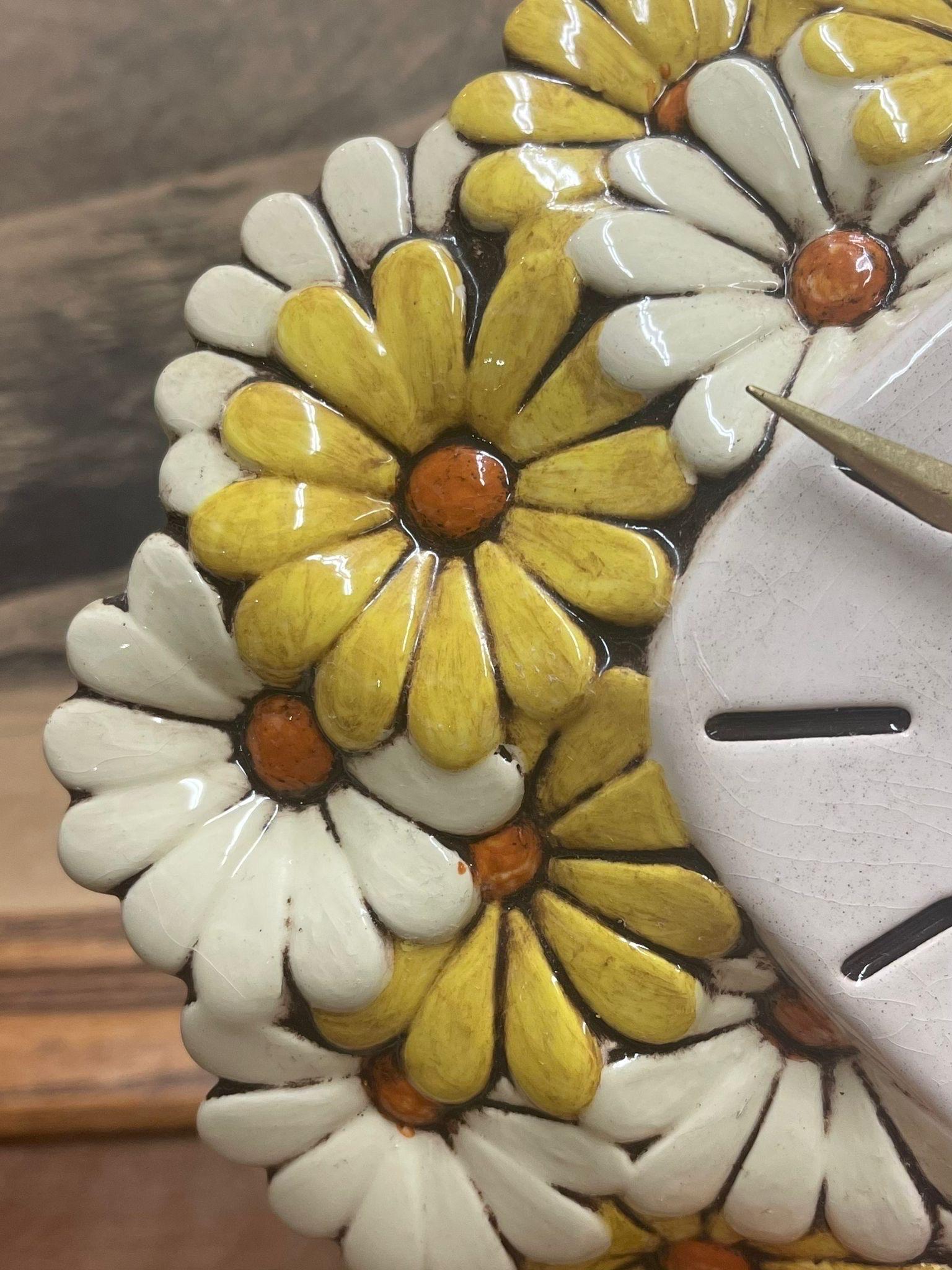Vintage Ceramic Daisy Wall Clock Atlantic Mold  In Good Condition For Sale In Seattle, WA