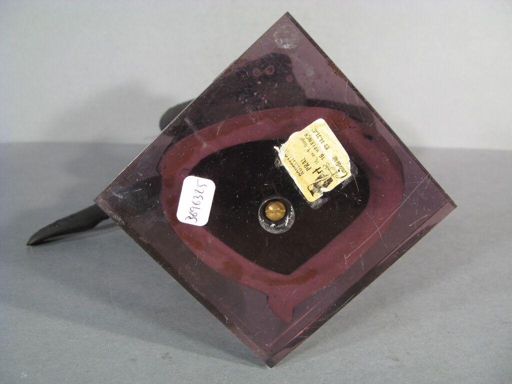 Verleihen Sie Ihrem Zuhause einen Hauch zeitloser Eleganz mit dieser bezaubernden Vintage-Keramikskulptur eines tanzenden Paares. Das aus den 1960er/1970er Jahren stammende Stück versprüht den Charme und die Kunstfertigkeit einer vergangenen Epoche.