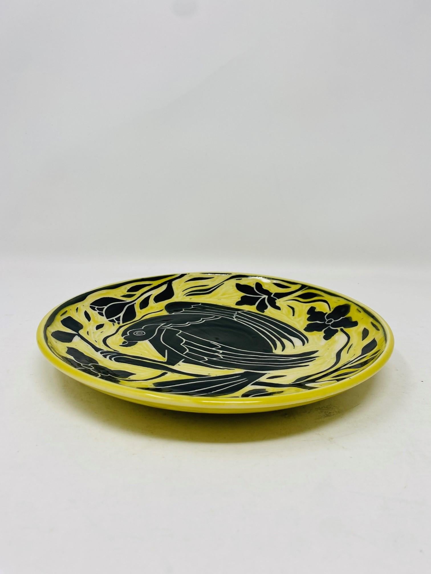 Fatto a mano Piatto decorativo in ceramica d'epoca con figura di uccello di Wert Ceramics in vendita