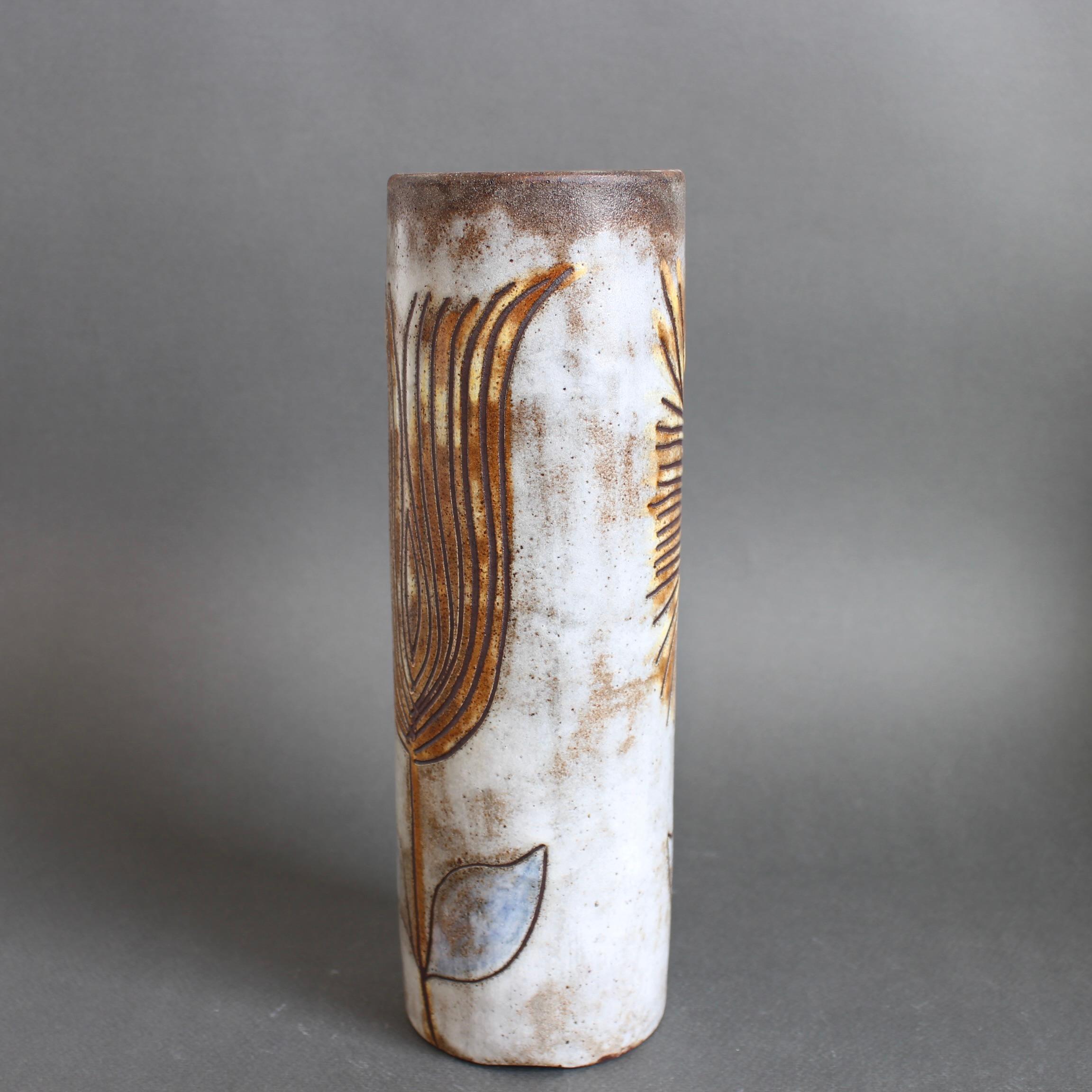 Dekorative Keramikvase von Alexandre Kostanda, Vallauris, Frankreich (ca. 1960er Jahre). Mit seinem Markenzeichen, dem natürlichen Ton und dem rustikalen Stil, schuf Kostanda wunderschöne, originelle Gefäße wie Vasen, Krüge und Töpfe, die sowohl