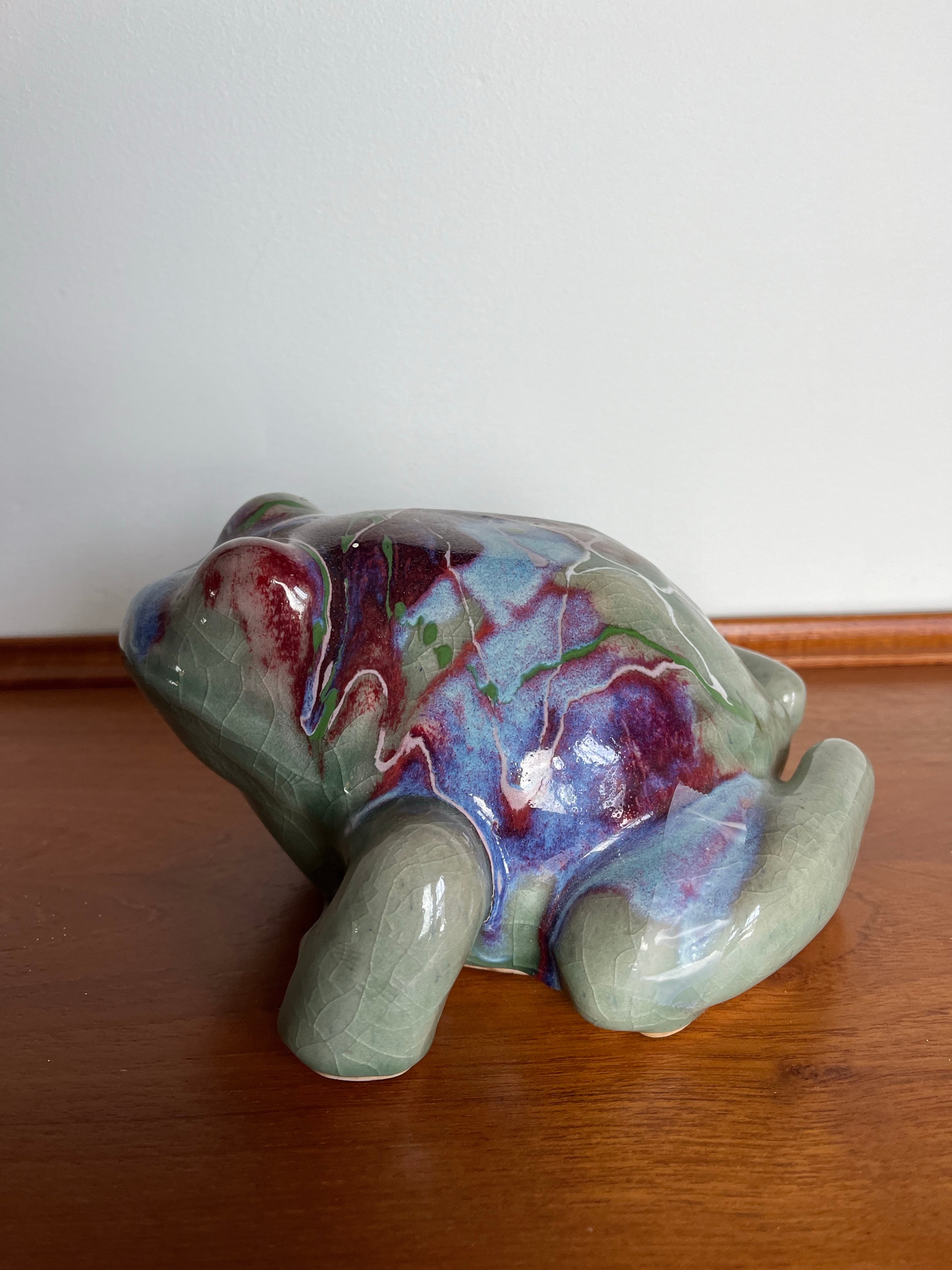 Splendida rana in ceramica smaltata con un tocco di Chinoiserie. Grandi proporzioni con una presenza carnosa. Meravigliosa colorazione. Firmato, Jason.