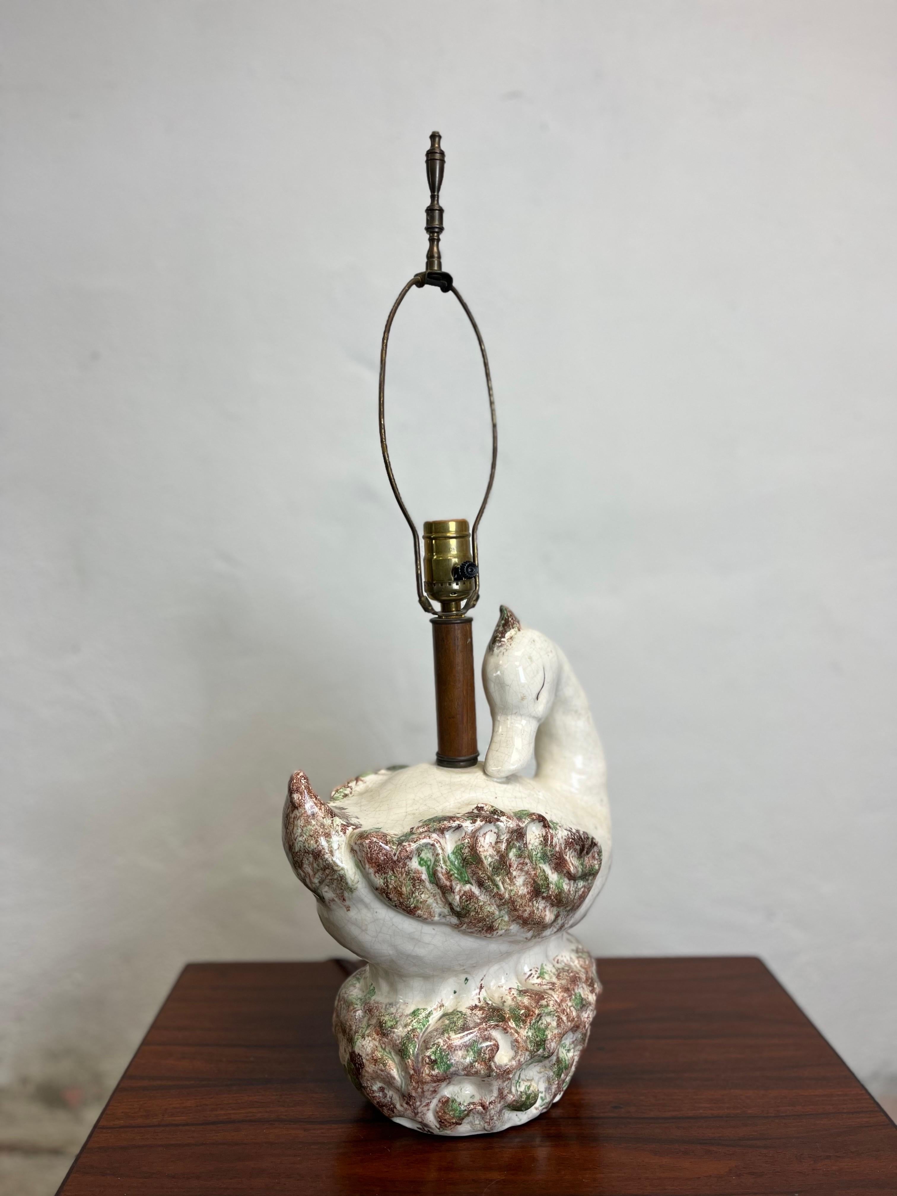Lampada in ceramica vintage a forma di cigno e anatra con smalto craquelé In condizioni buone in vendita a W Allenhurst, NJ