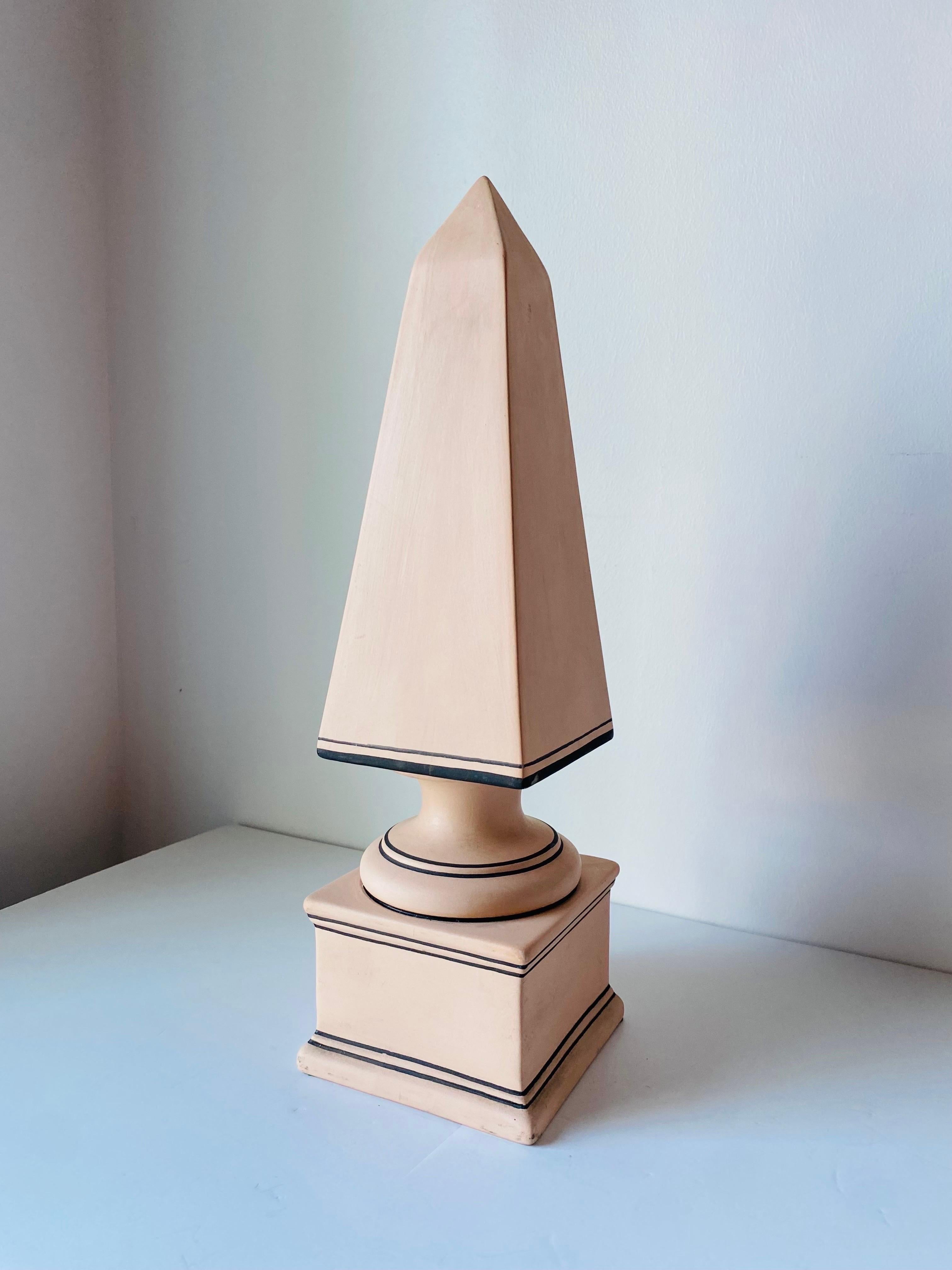 Bellissimo e scultoreo obelisco in ceramica.  Incredibilmente grafico, questo pezzo aggiunge stile e coesione al tuo stile eclettico o minimalista.  Angoli e linee giocano insieme creando un pezzo che aggiunge una varietà di elementi (forma, colore,
