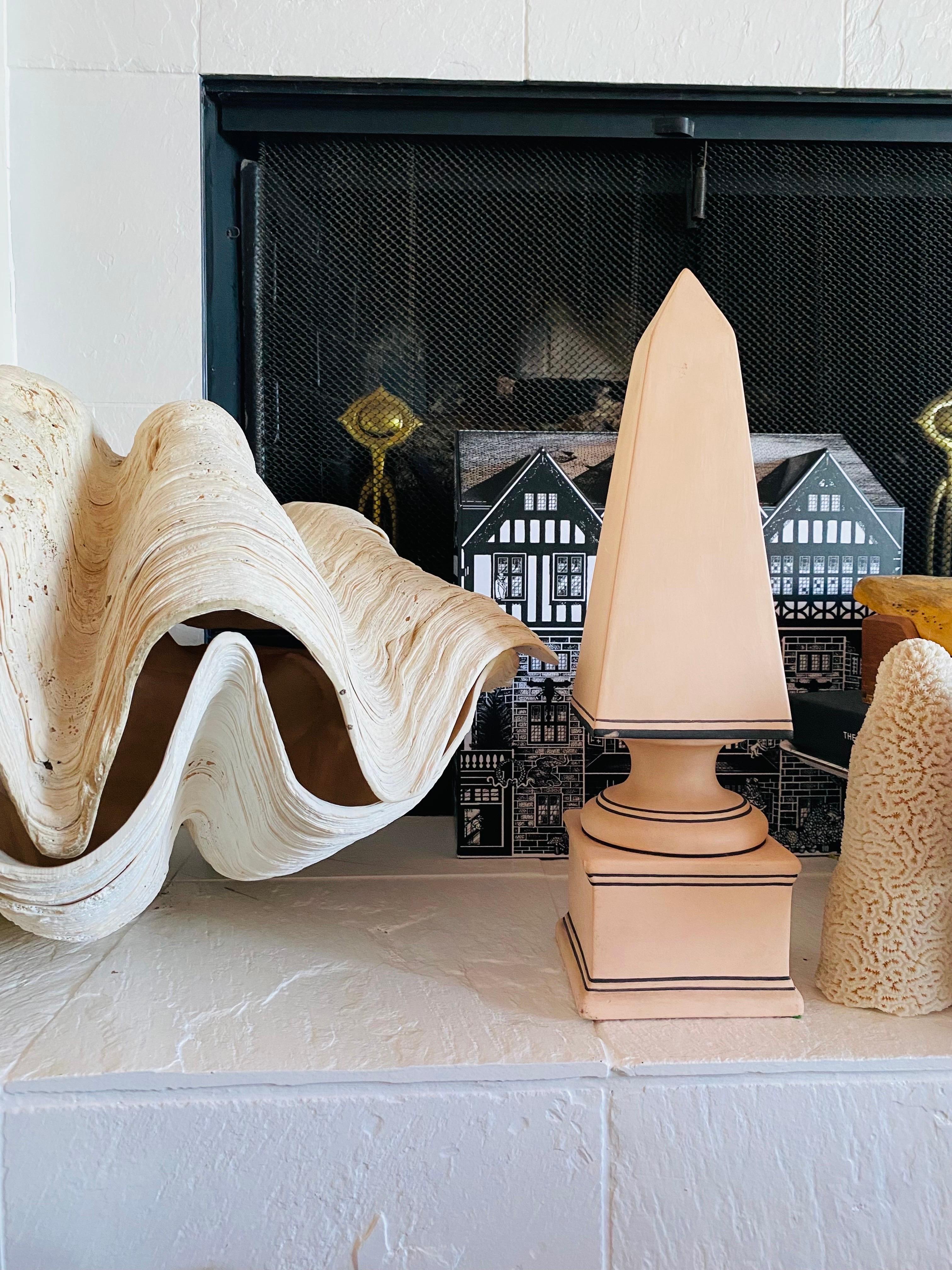 Obelisco rosa crepuscolare in ceramica vintage dalla Spagna In condizioni buone in vendita a San Diego, CA