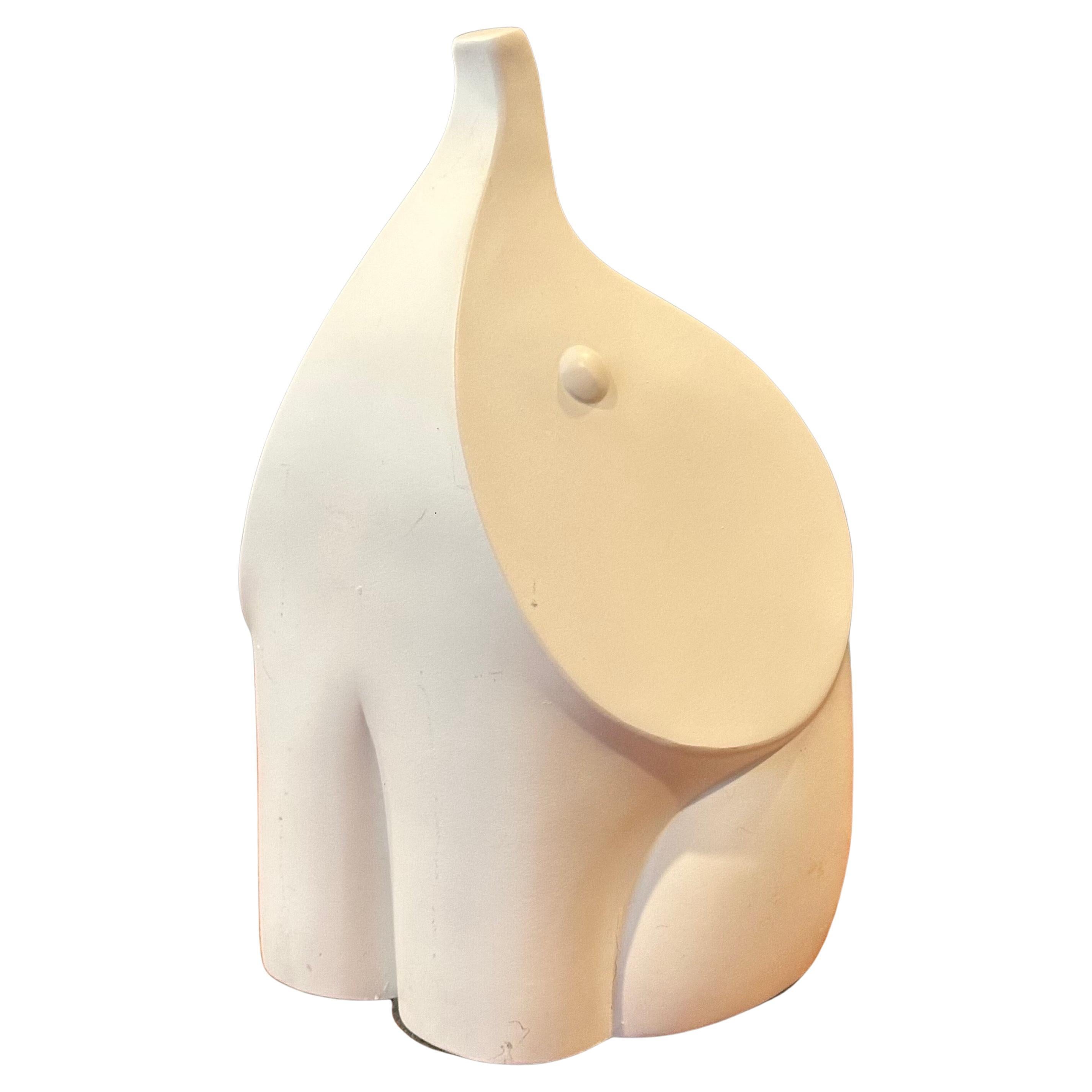 Stravagante scultura vintage di elefante in ceramica con proboscide alzata di Jonathan Adler, circa anni 2000.  Il pezzo è in ottime condizioni e misura 4,75 