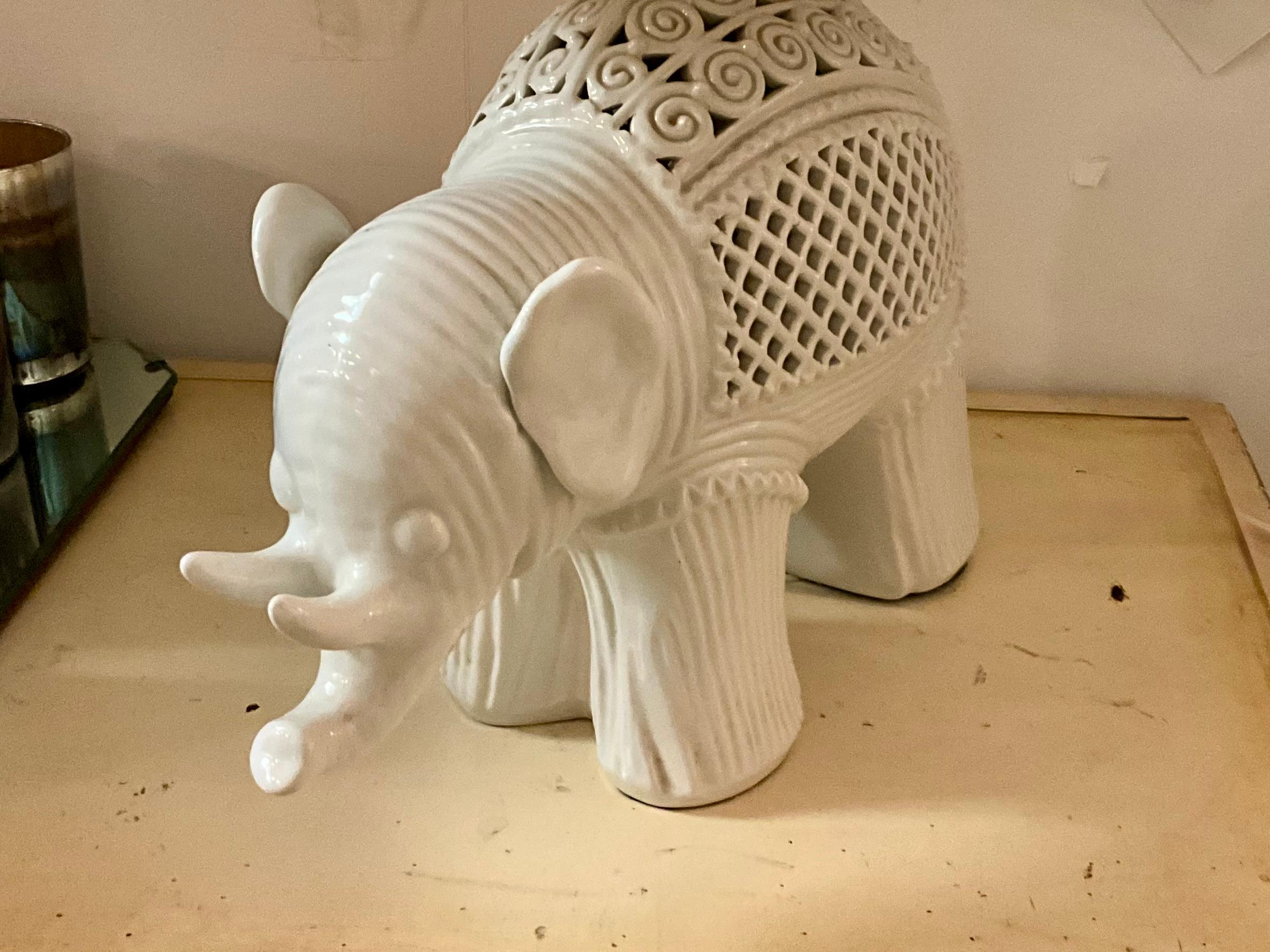 Hollywood Regency Lampe de table éléphant en céramique vintage en vente