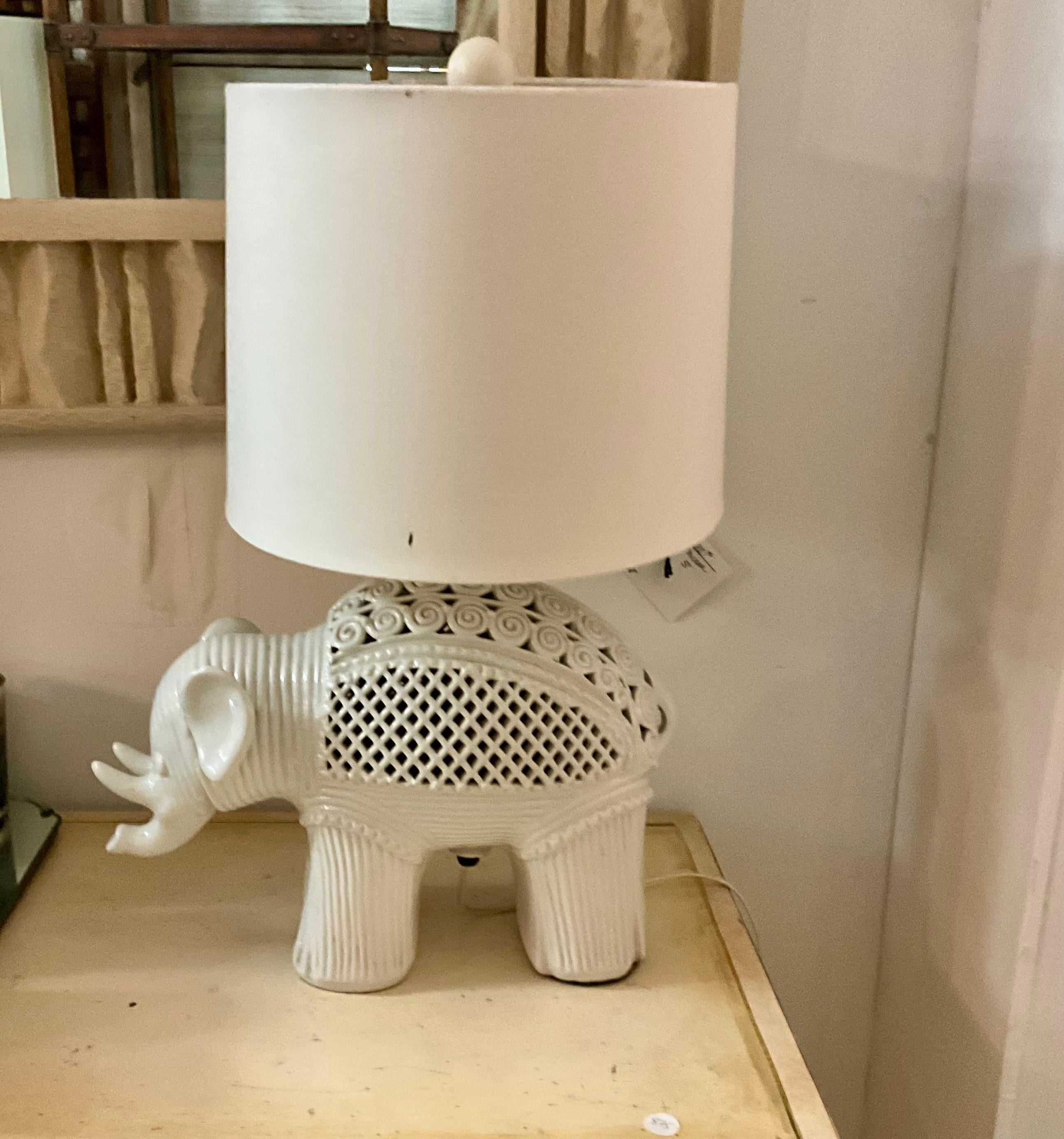 italien Lampe de table éléphant en céramique vintage en vente