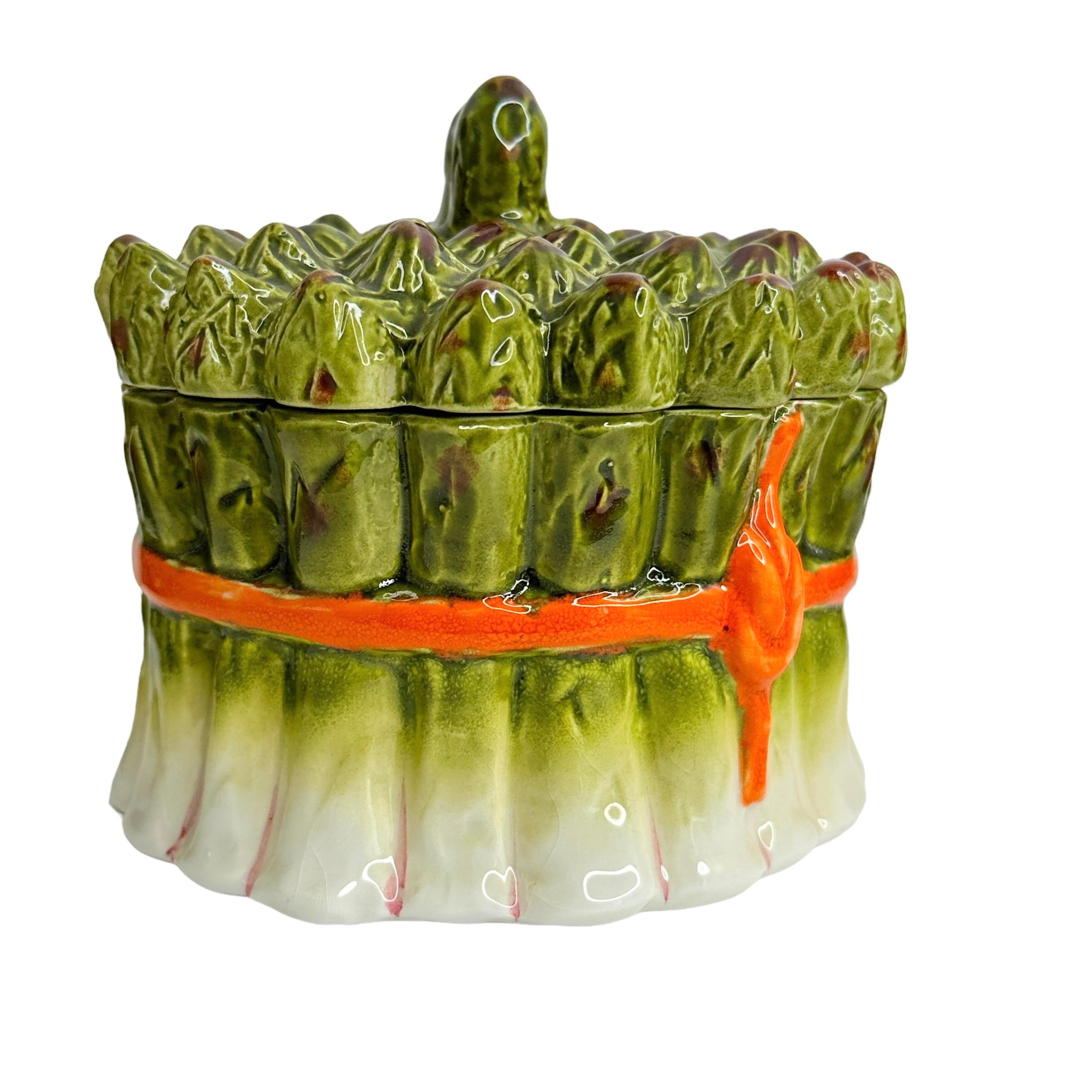 Ce beau pot à couvercle décoratif en porcelaine céramique pour boîte à sauce hollandaise est entouré de crème et de pointes d'asperges vertes. Il a été fabriqué à la main dans la ville de Basano, en Italie. Sa conception est similaire à celle des