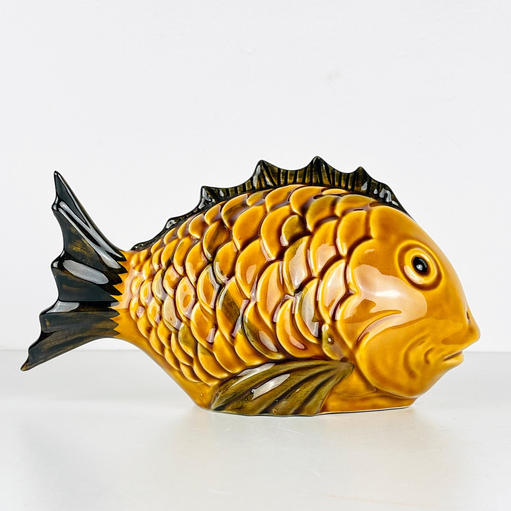 Entdecken Sie diese charmante Vintage-Keramikfigur, einen entzückenden Fisch, der in den 1970er Jahren in den Werkstätten der portugiesischen Kunsthandwerker entstand. Trotz der Zeit hat es seinen Reiz bewahrt und ist in sehr gutem Zustand. Dieses