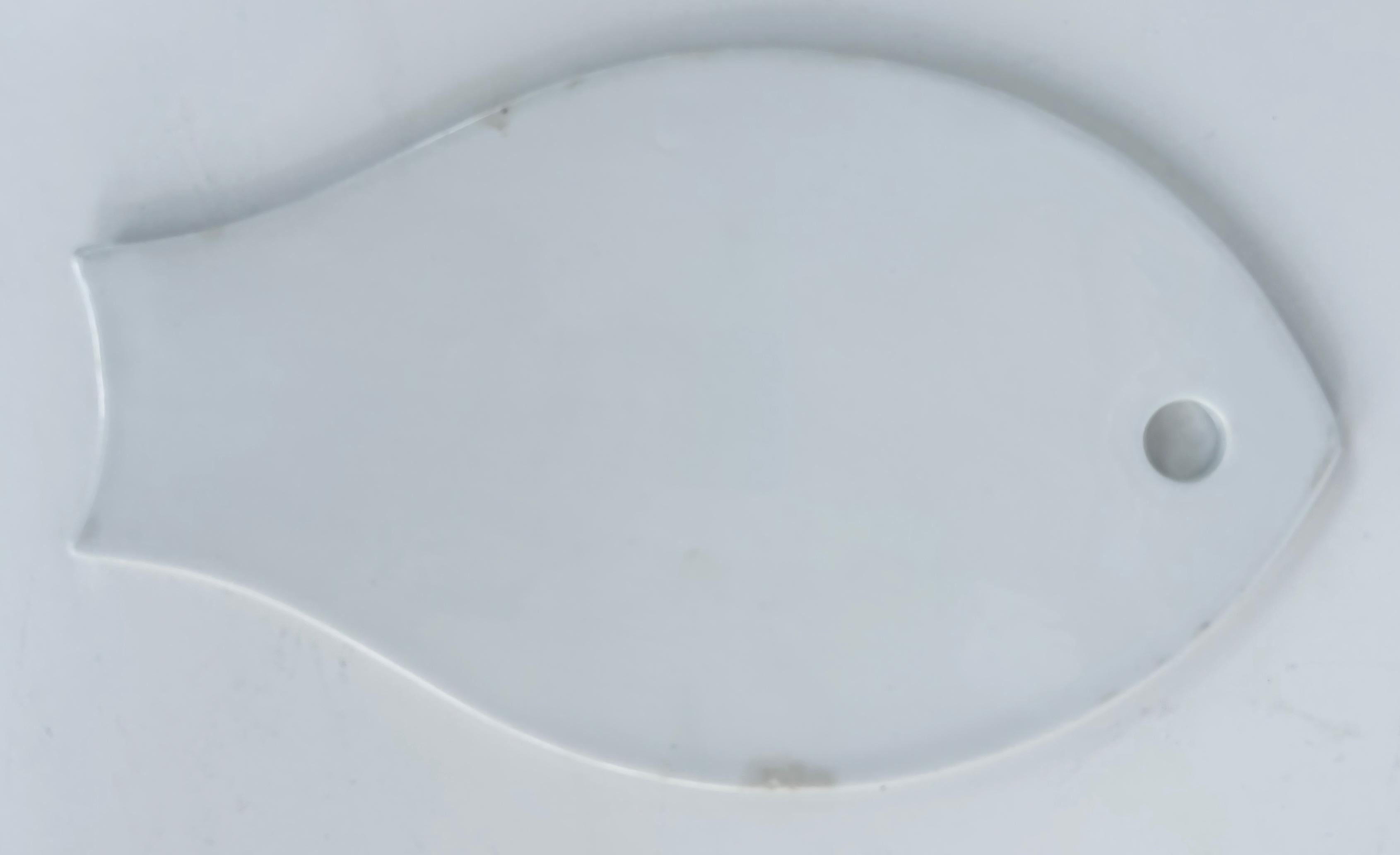 Plato de Cerámica Vintage para Servir Peces, Estilo Moderno Danés en Bueno estado para la venta en Miami, FL