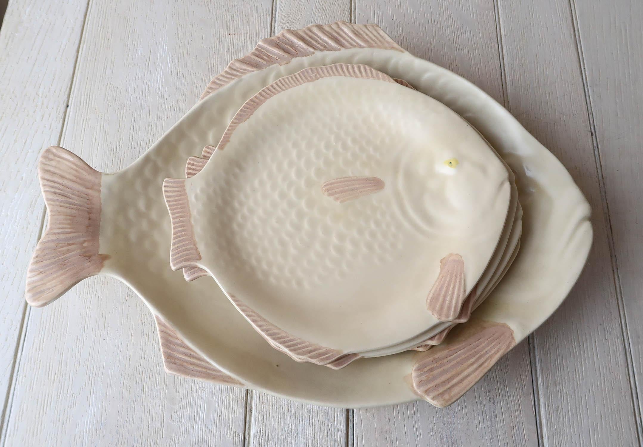 Super art deco pottery fish set

Comprising 4 plates and a serving dish

By Shorter & Sons, Stoke On Trent.

All in good condition

The measurement relates to the serving dish.


