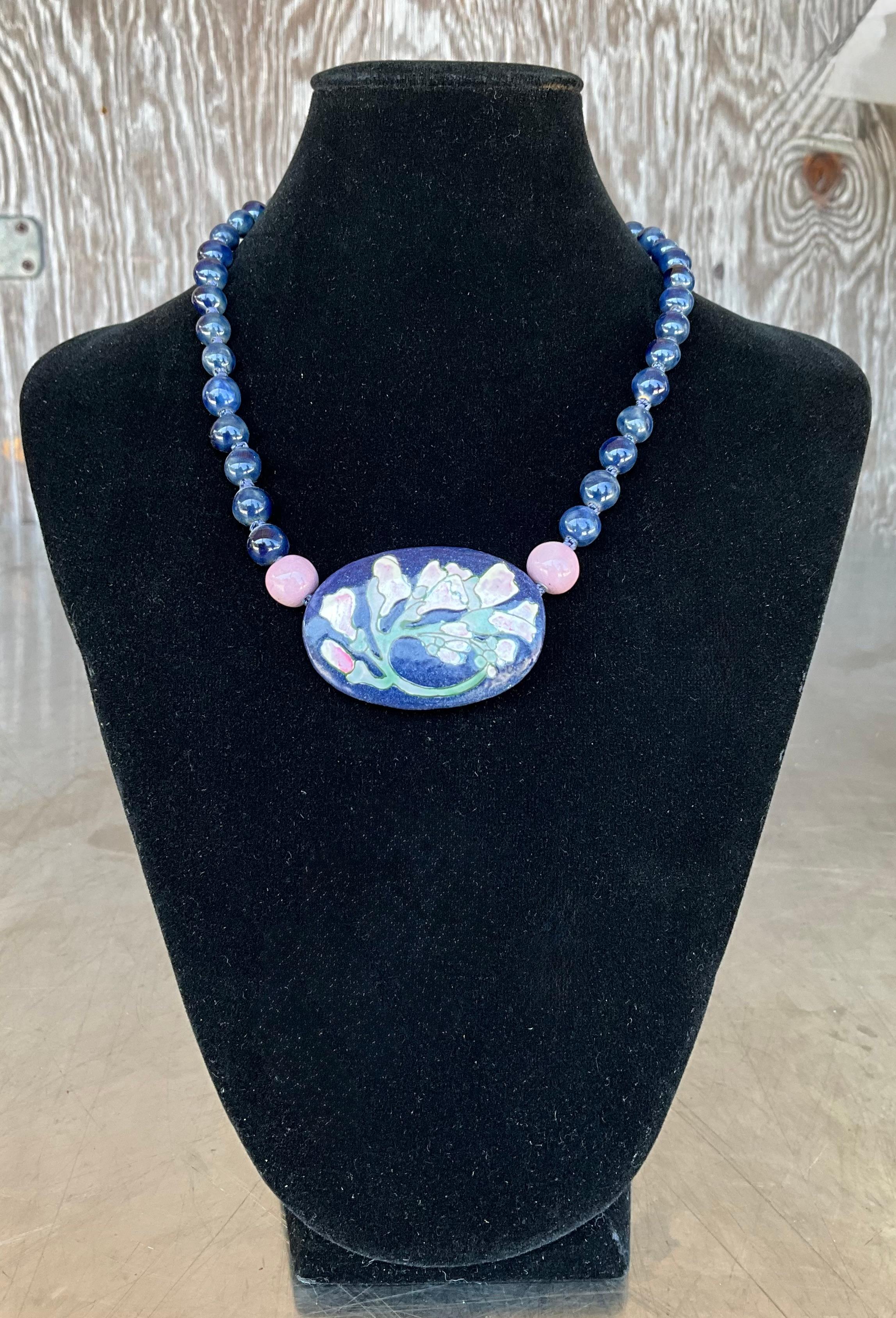 Collana di fiori in ceramica vintage con perline di Sodalite In condizioni buone in vendita a West Palm Beach, FL