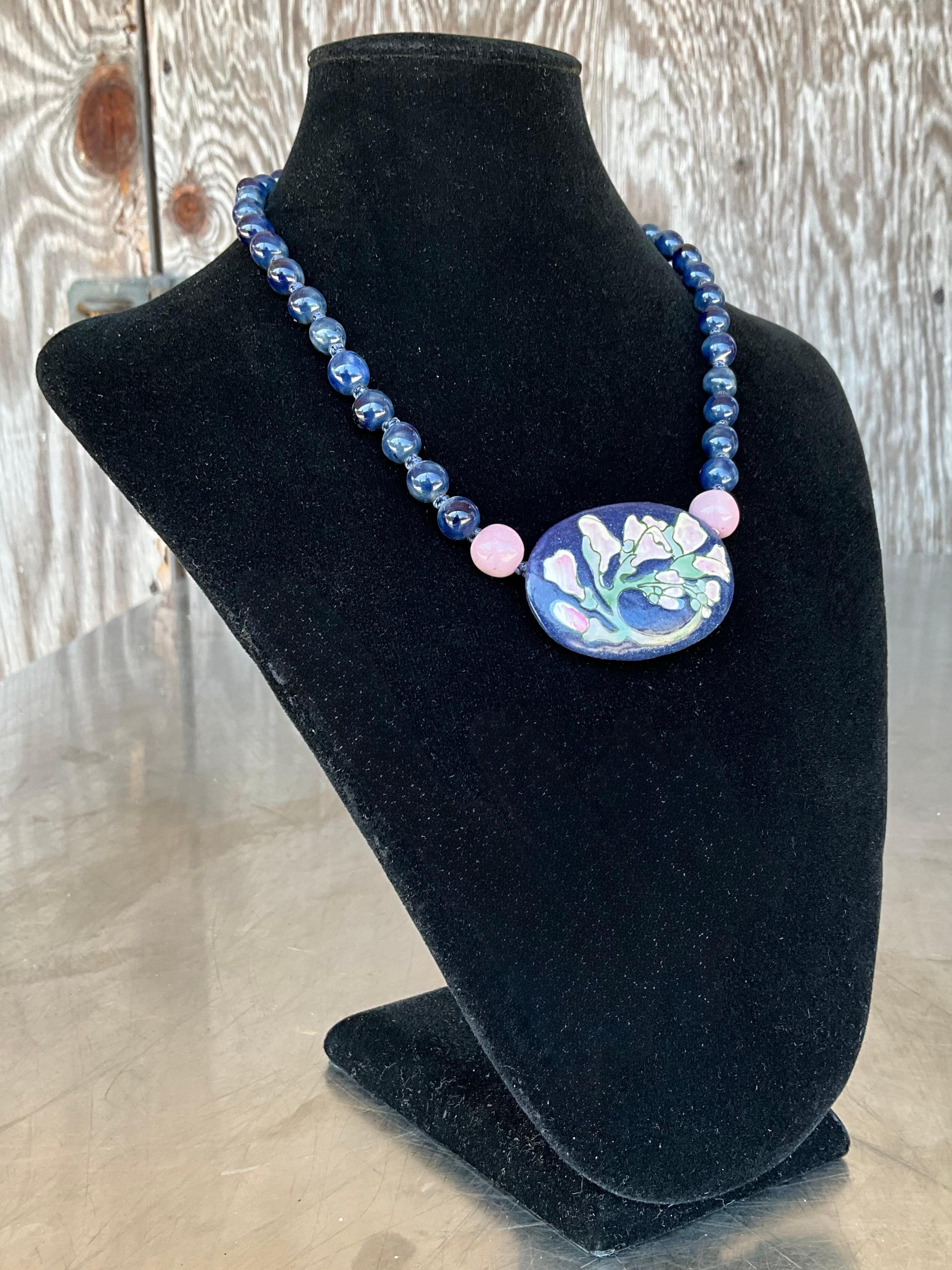 Collana di fiori in ceramica vintage con perline di Sodalite in vendita 1