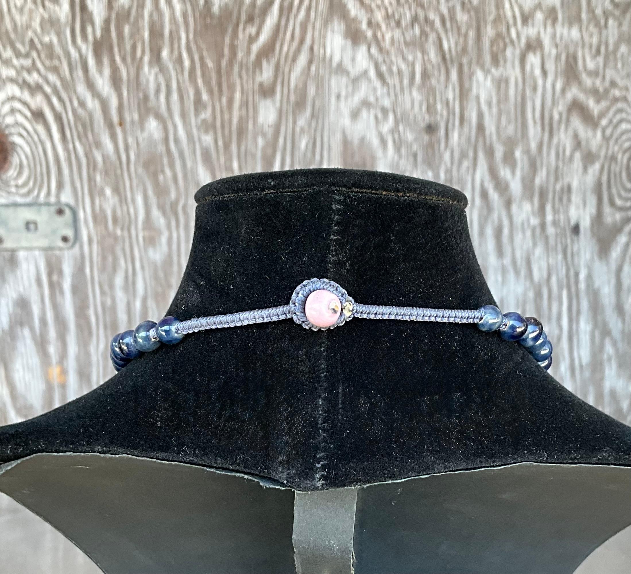 Collana di fiori in ceramica vintage con perline di Sodalite in vendita 2
