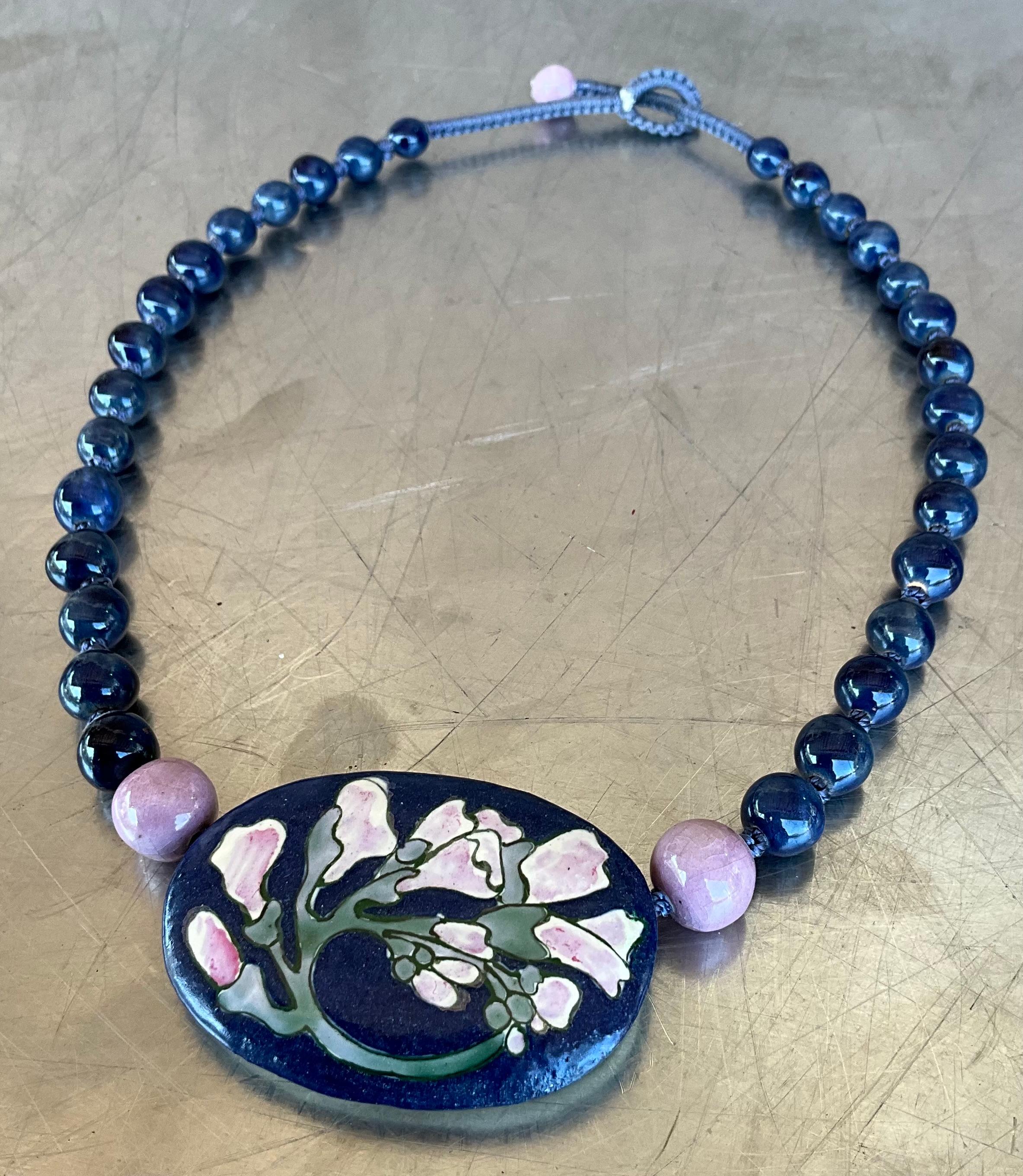 Collana di fiori in ceramica vintage con perline di Sodalite in vendita 3