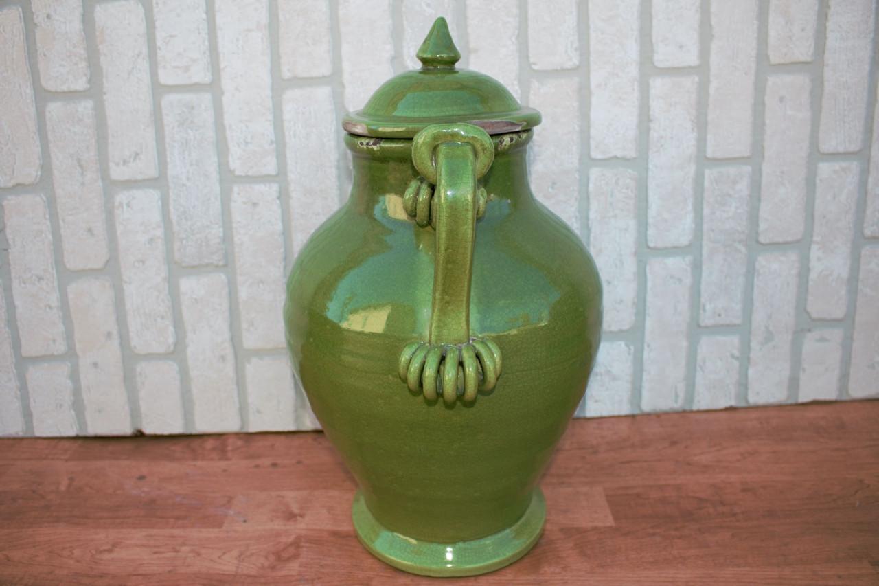 Vintage Keramik Grün Amphora Shaped Vase mit abnehmbarem Deckel

Bringen Sie Eleganz in Ihr Zuhause mit dieser charmanten Vase in Form einer Amphora. Mit einer rustikalen, hellgrünen Glasur bemalt, eignet sich dieses Stück perfekt zum Hinzufügen